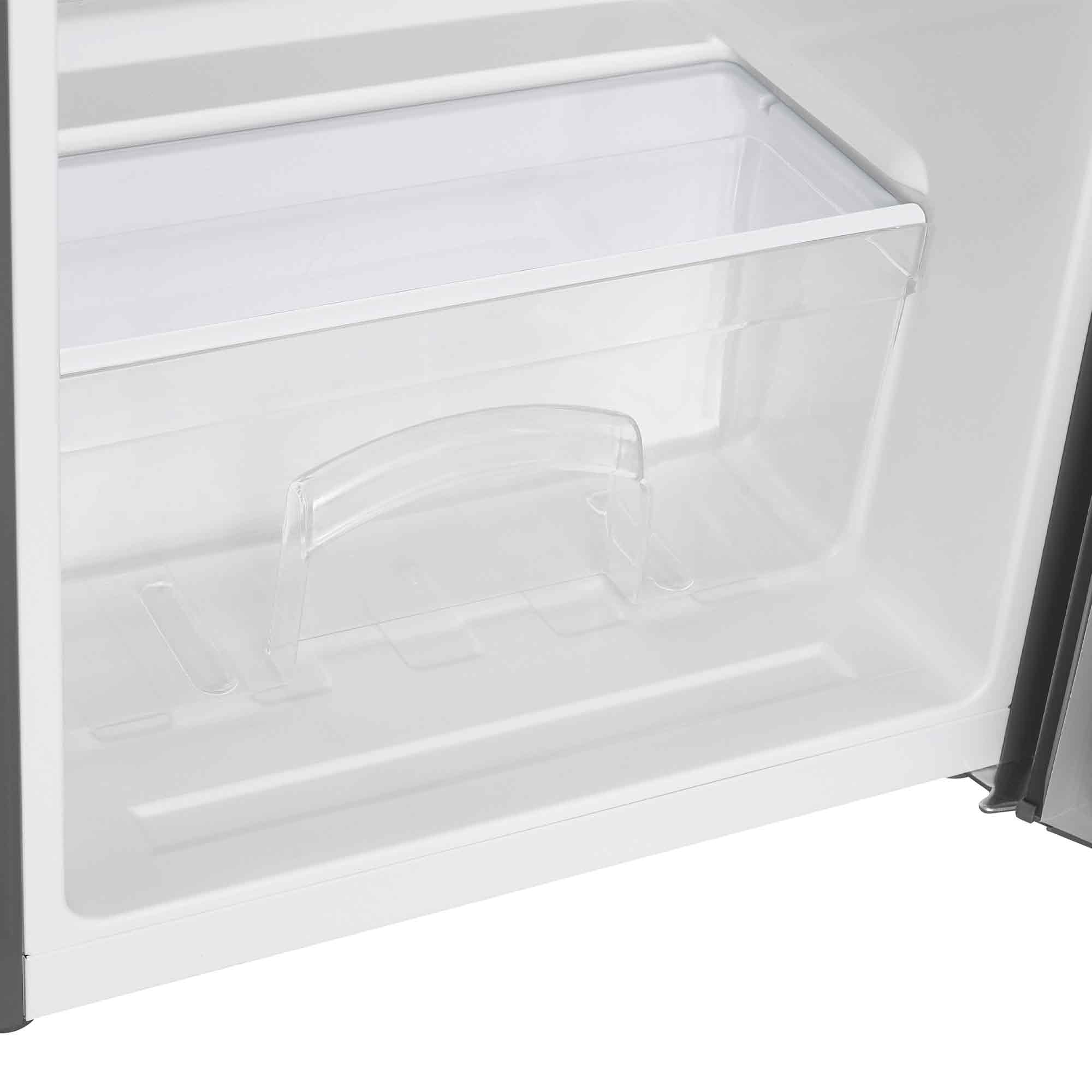 Ein leerer Kühlschrankinnenraum mit einem transparenten Fach und einem Fachboden.