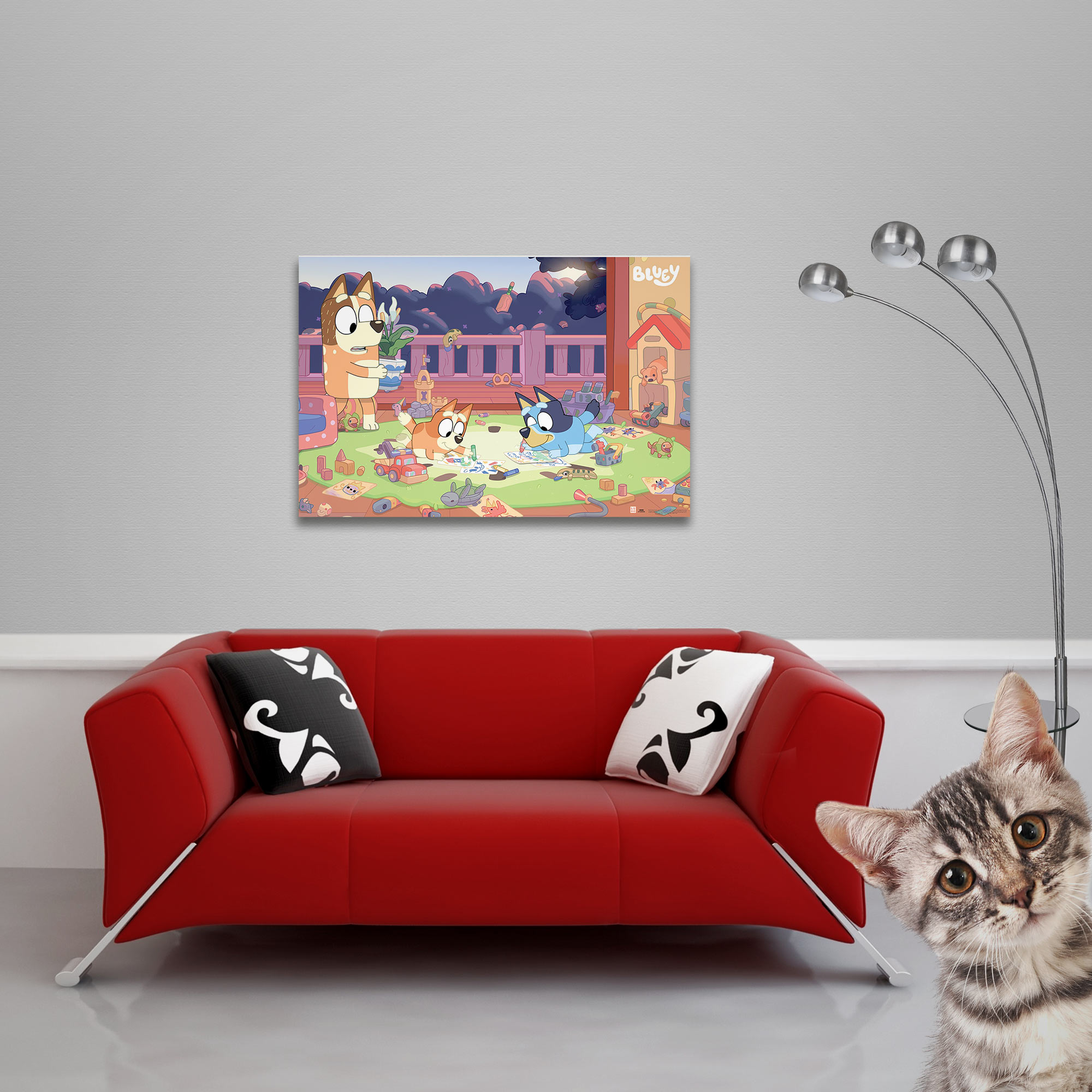 Bluey-Figuren spielen mit Spielzeug auf einem Teppich vor einem roten Sofa und einer Stehlampe.
