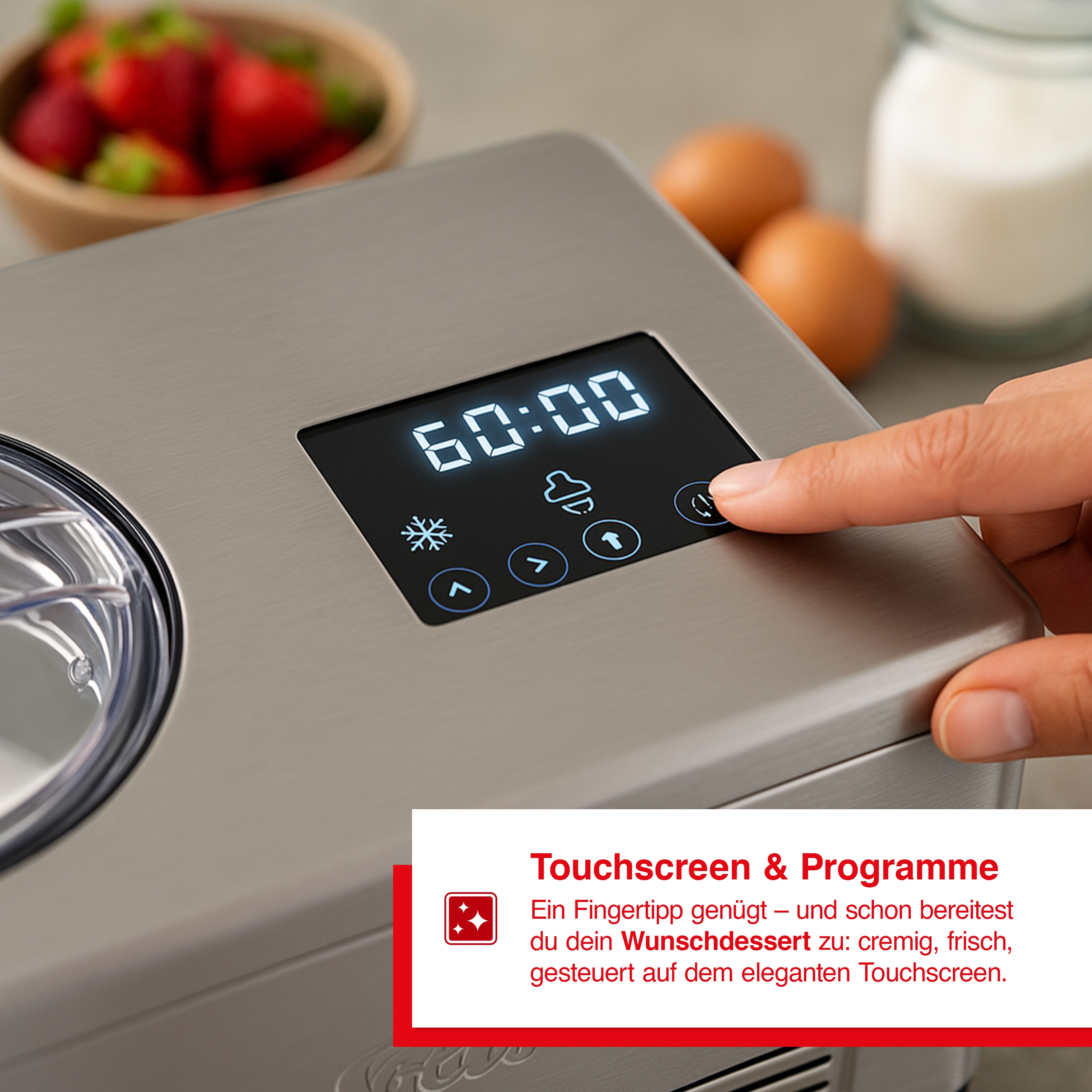 Eiscreme-Maschine mit Touchscreen, daneben Erdbeeren, Eier und Milch.