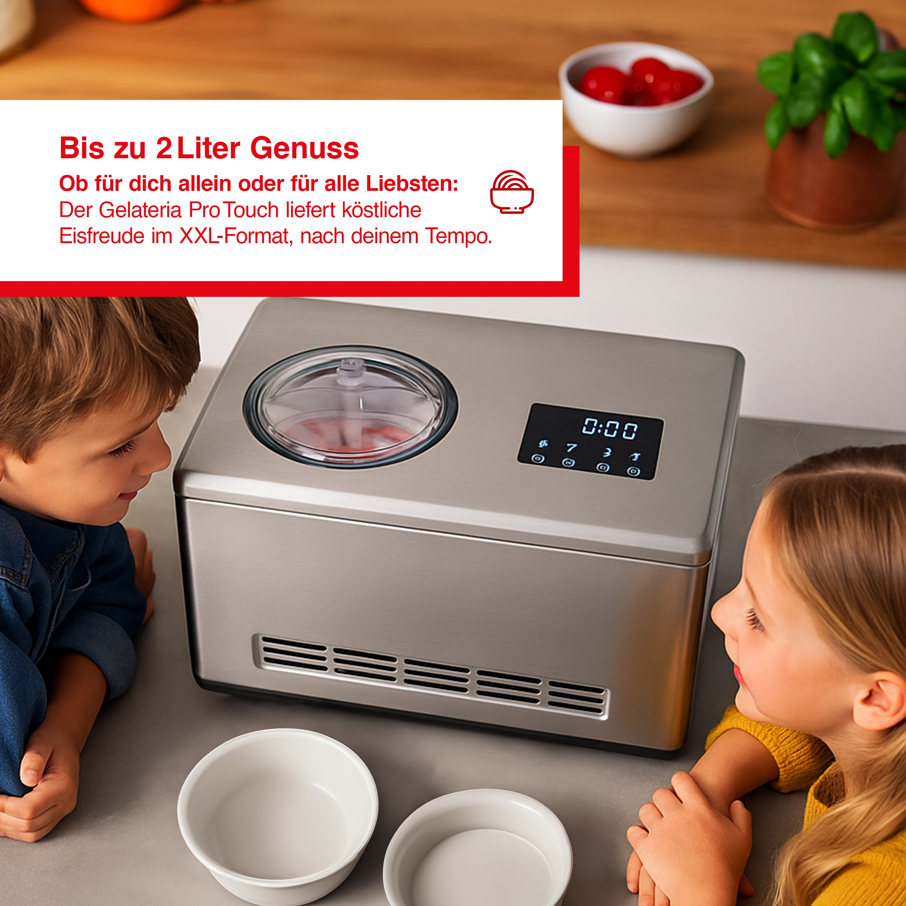 Zwei Kinder schauen auf eine silberne Eismaschine. Zwei Schüsseln stehen davor.