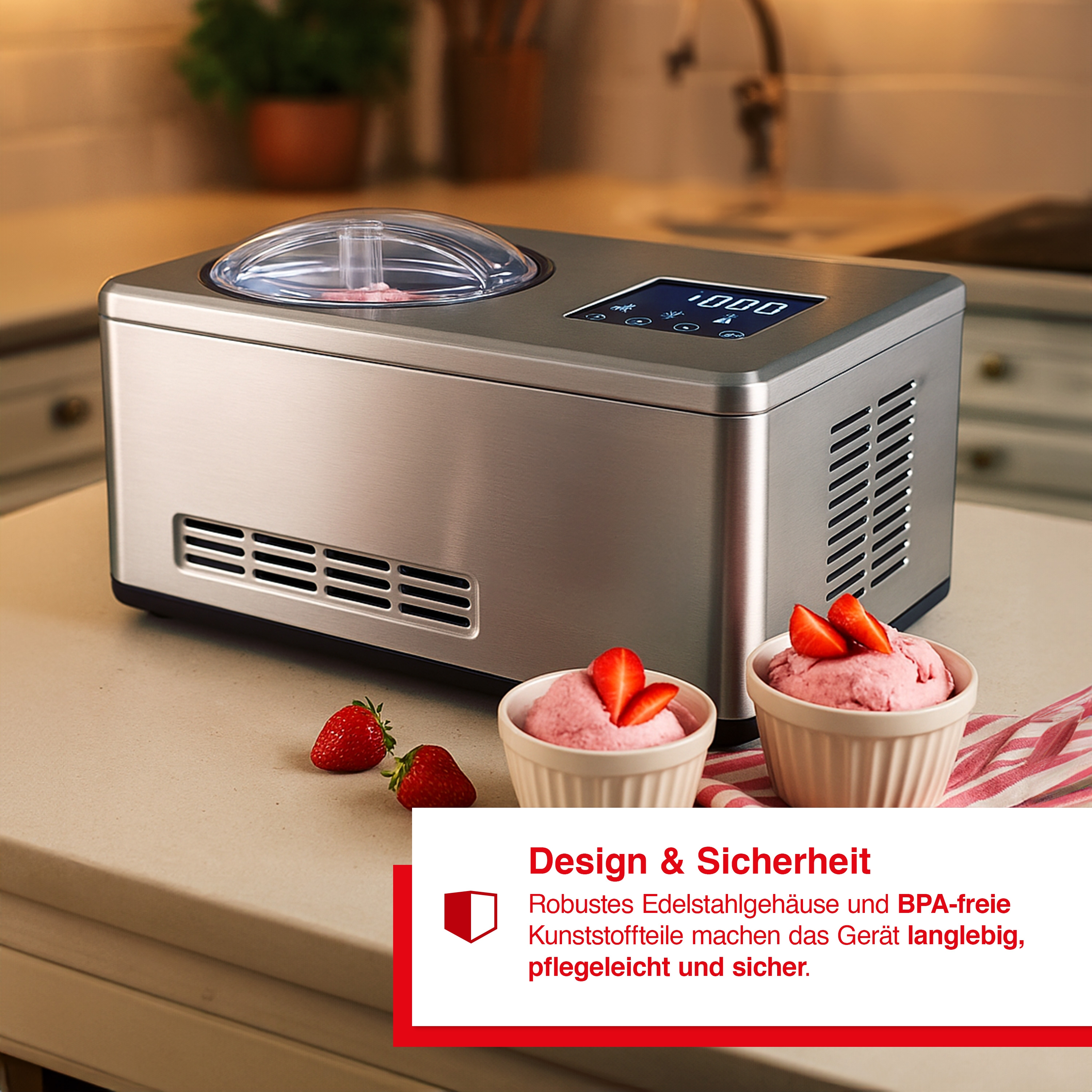 Edelstahl-Eismaschine mit Erdbeereis in Schalen, dekoriert mit Erdbeeren.