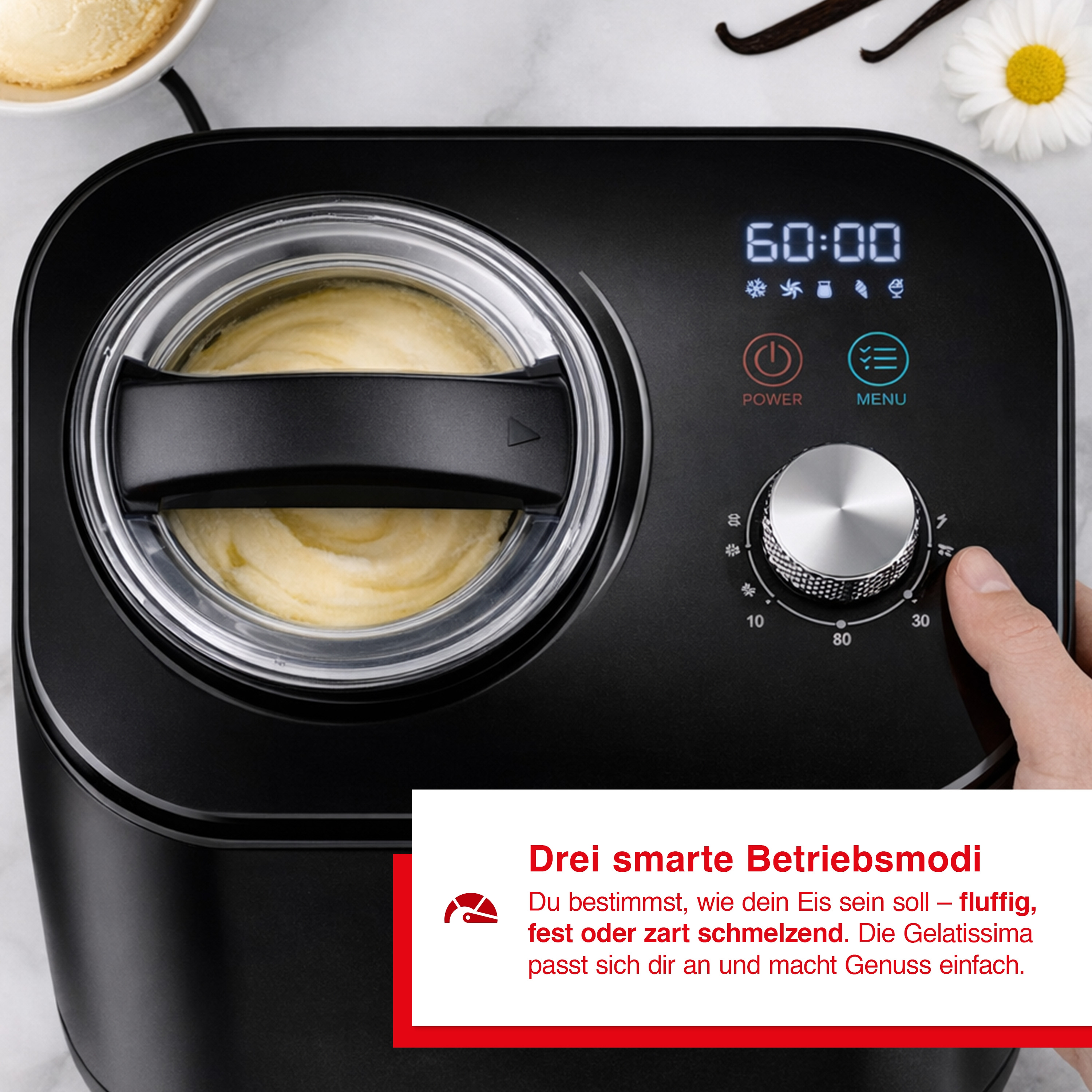 Eine schwarze Eismaschine mit Eis, Bedienelementen und Timer.
