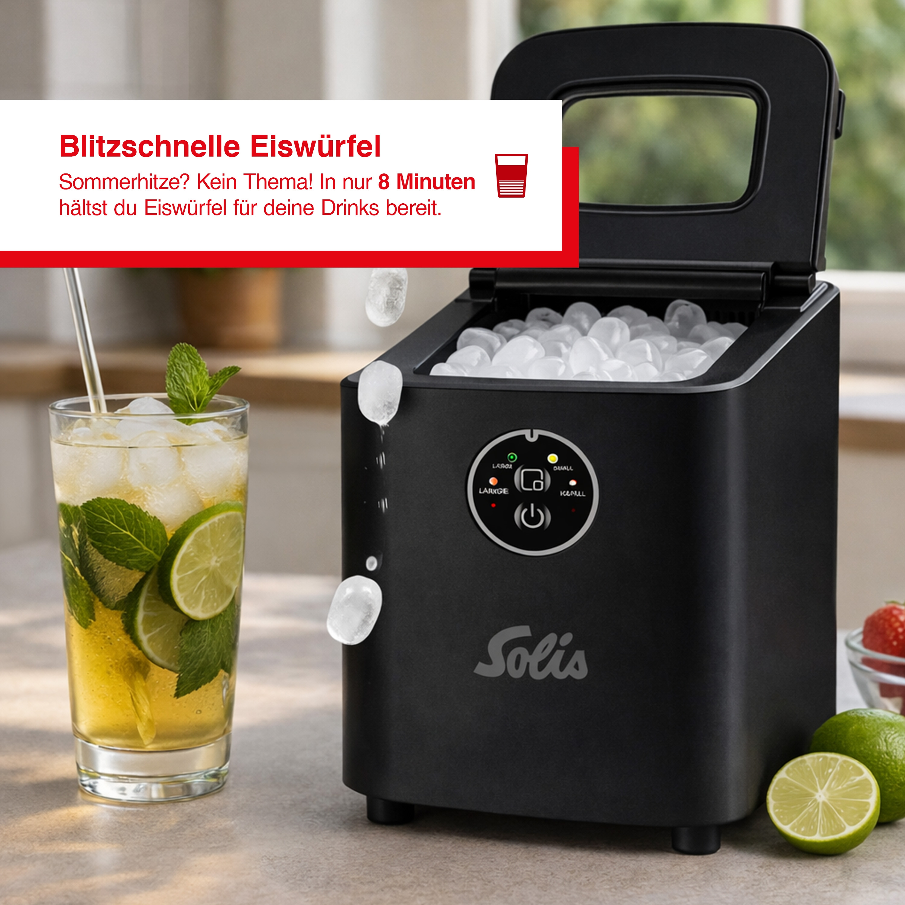 Macchina per il ghiaccio nera accanto a un bicchiere con drink, menta e lime.