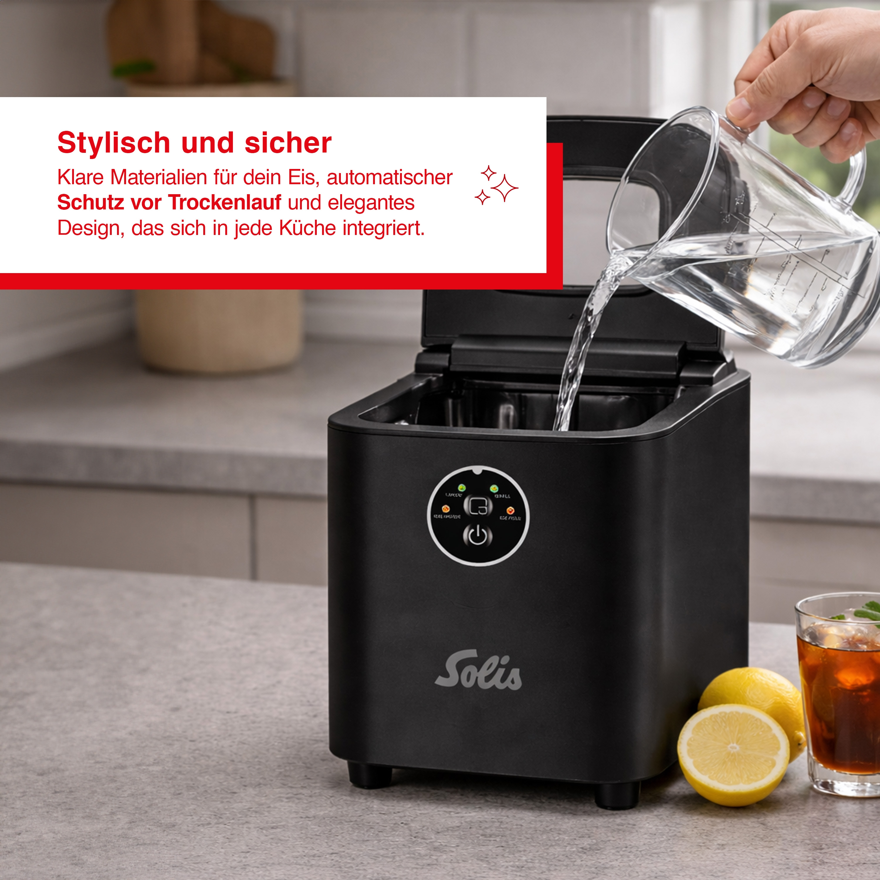 Macchina per il ghiaccio nera con brocca d'acqua, limoni e tè freddo.