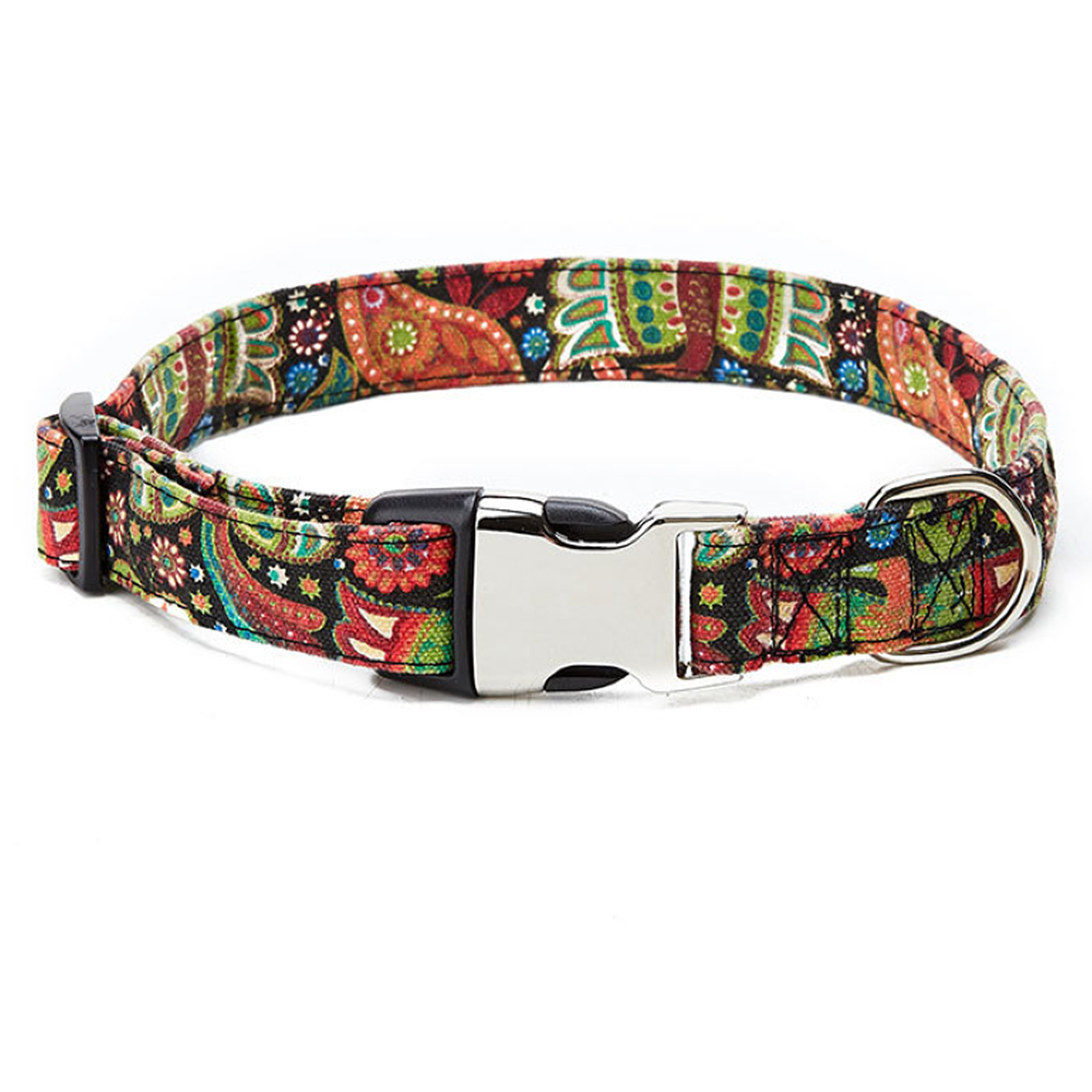 Ein Hundehalsband mit buntem Paisley-Muster und silberner Schnalle.