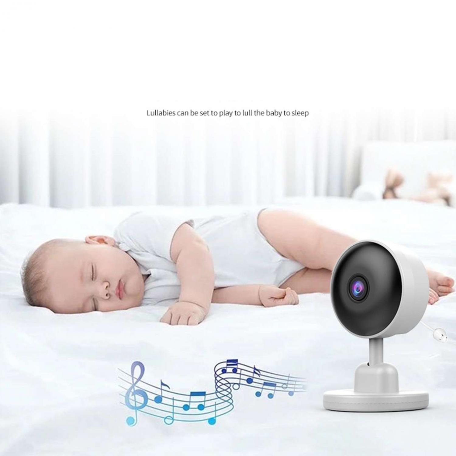 Ein Baby schläft auf einem weißen Bett, eine Kamera und Noten sind daneben.