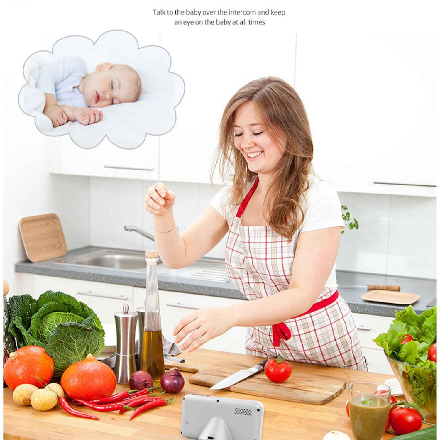 Eine Frau in einer Küche lächelt, während sie kocht. Ein Baby schläft in einer Wolke.