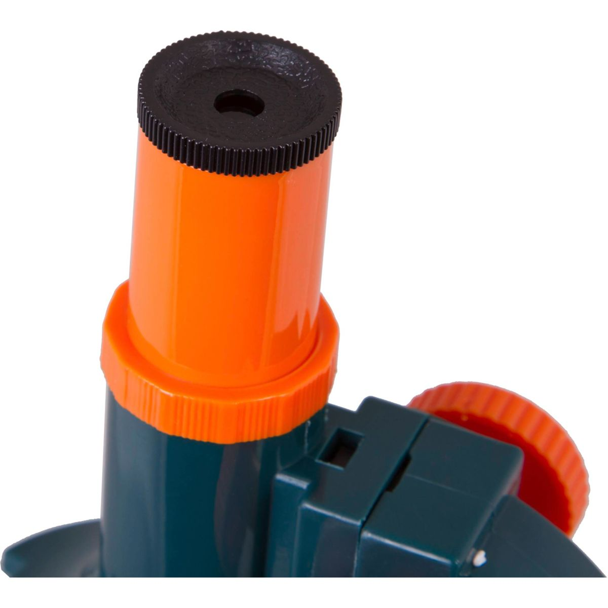 Nahaufnahme eines orangefarbenen Mikroskopokulars mit schwarzer Kappe und Zahnkranz.