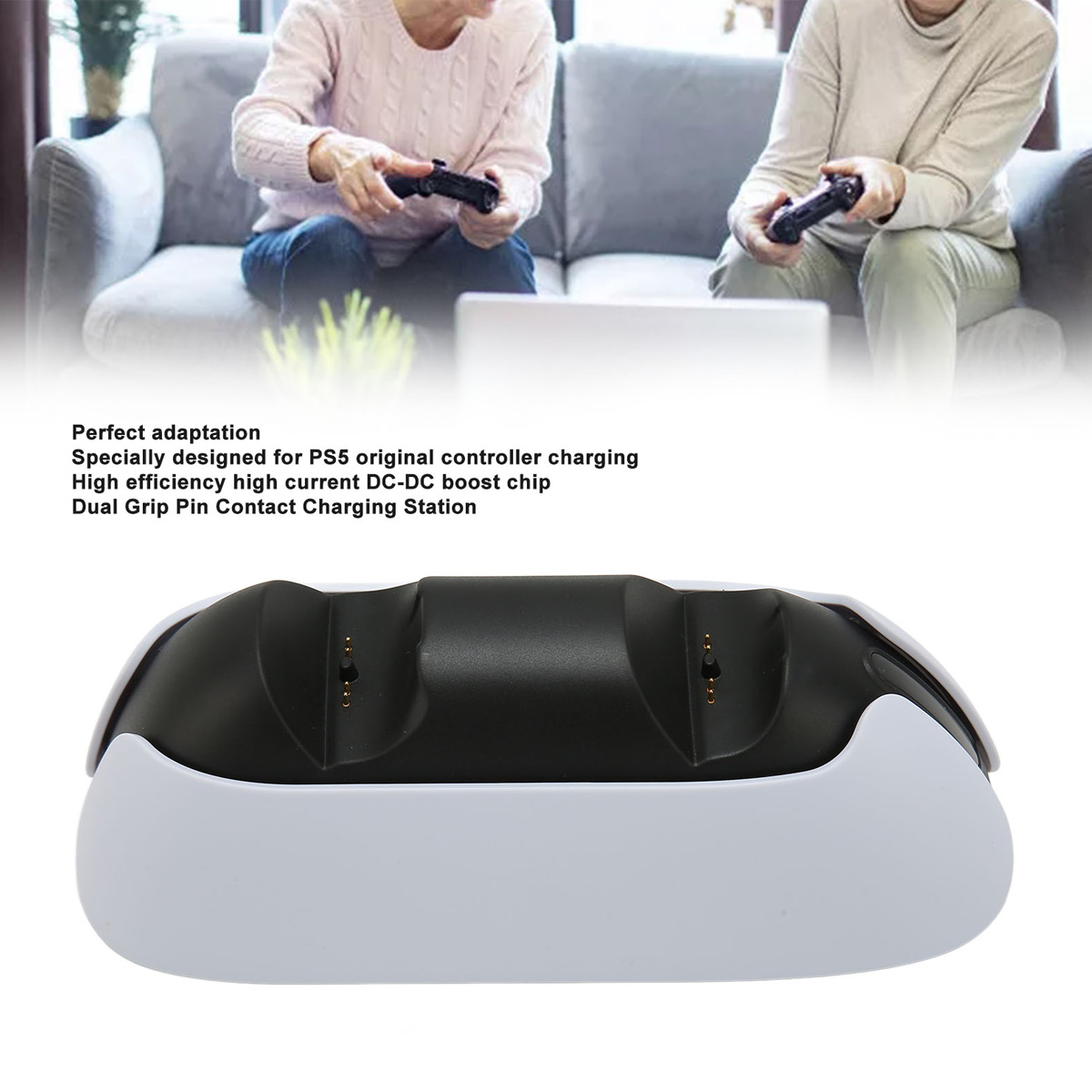 Eine weiße und schwarze Ladestation für PS5-Controller mit zwei Personen im Hintergrund.