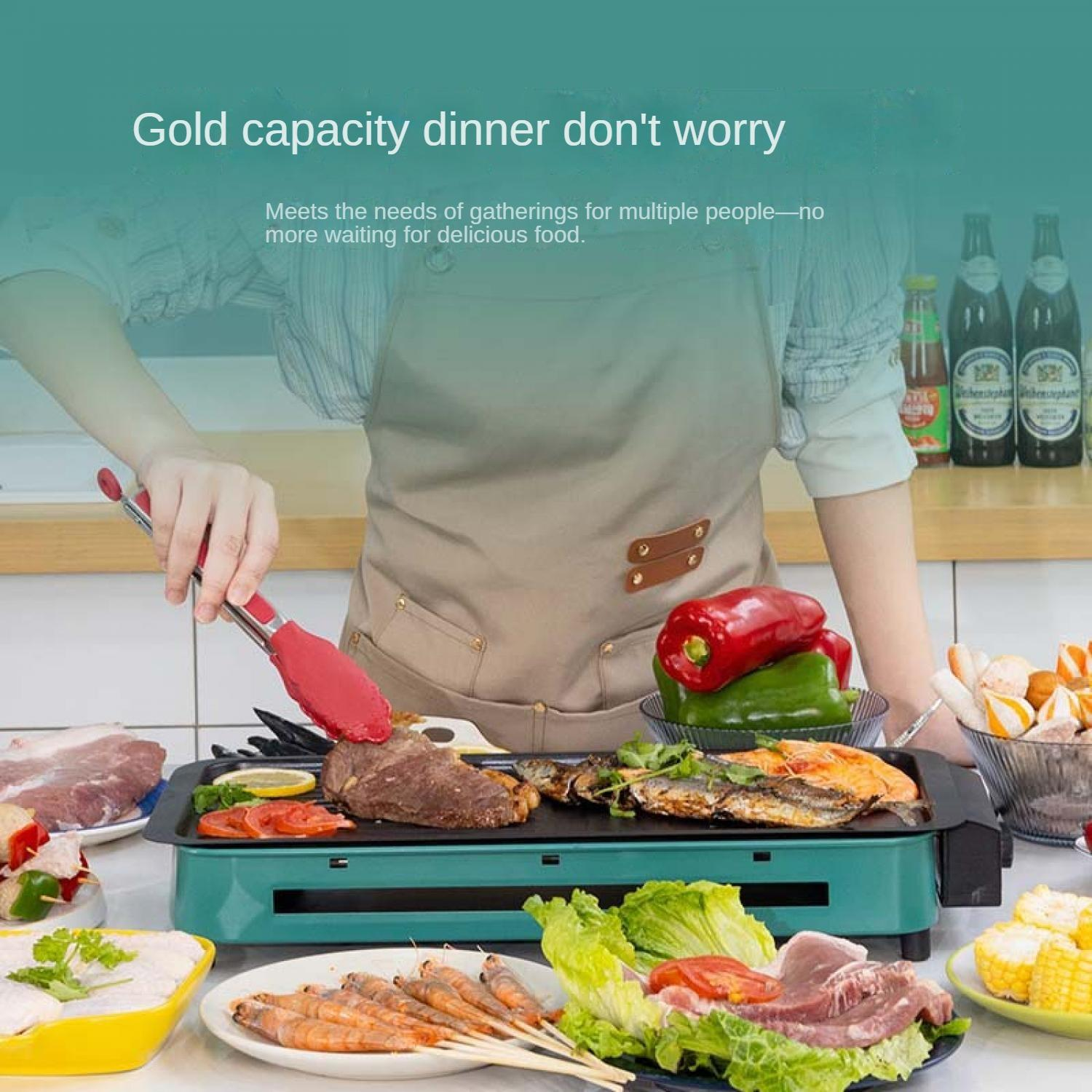 Eine Person grillt Fleisch, Fisch und Garnelen auf einem grünen Elektrogrill mit Beilagen.