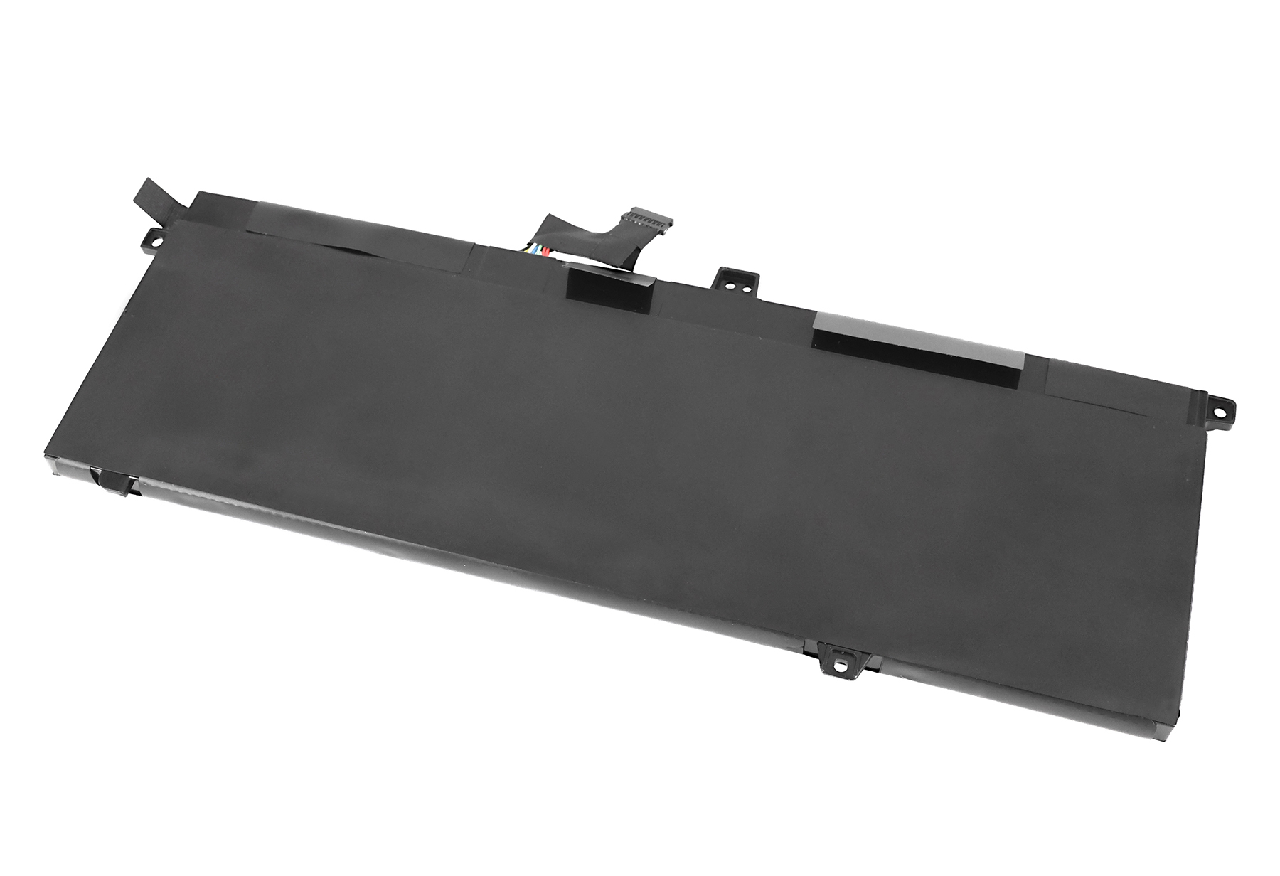 Schwarzer Laptop-Akku mit Kabeln und Anschlüssen, flach liegend auf weißem Hintergrund.