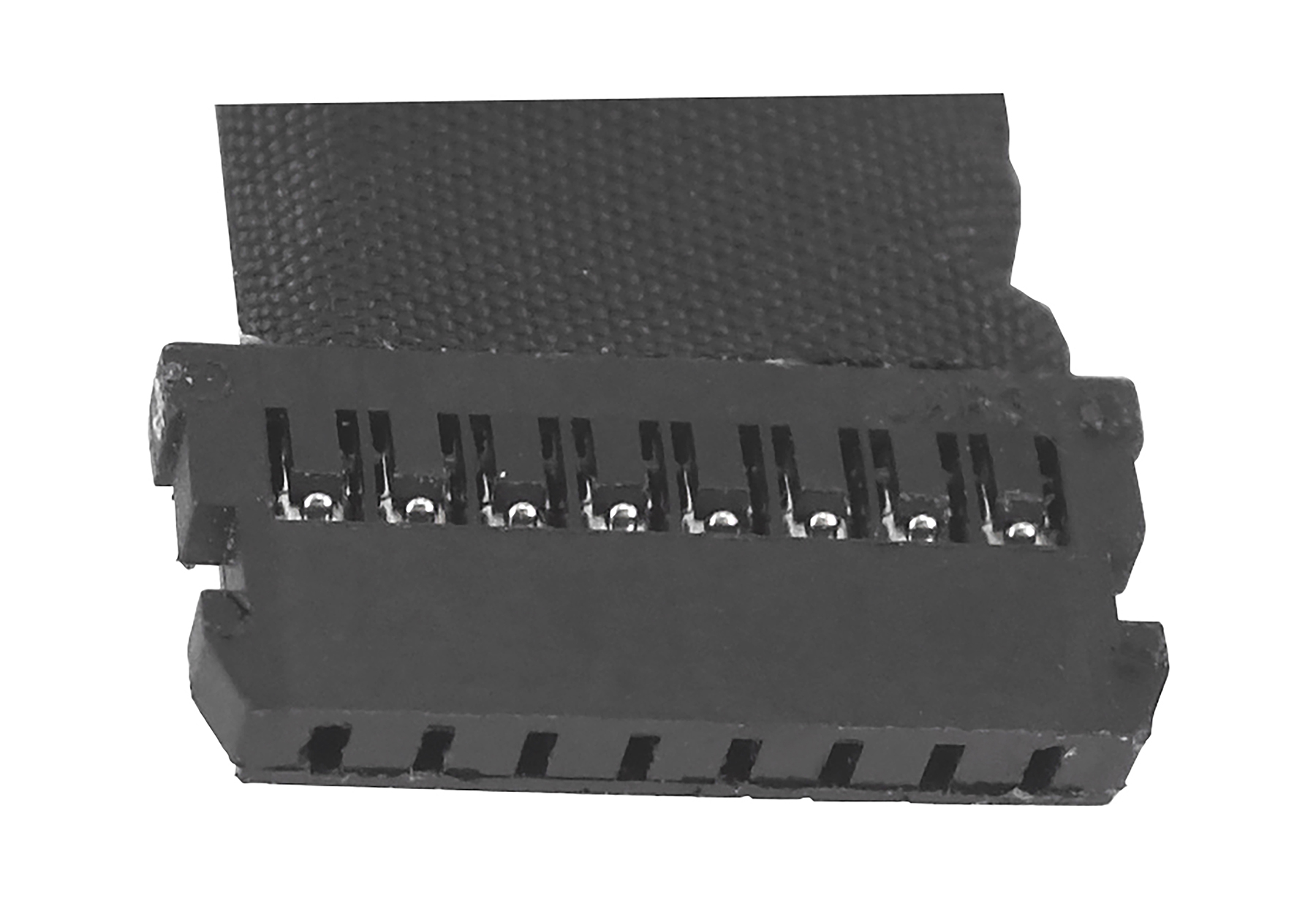 Ein schwarzer Kabelstecker mit acht Kontakten und einem Gewebeband.
