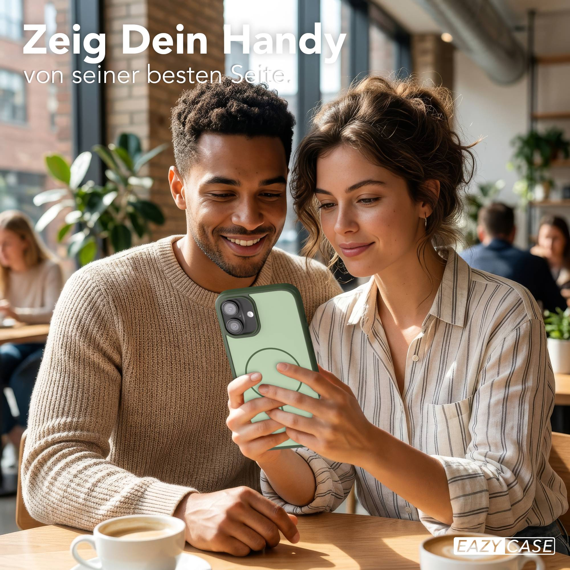 Ein Mann und eine Frau schauen auf ein Handy in einem Café.