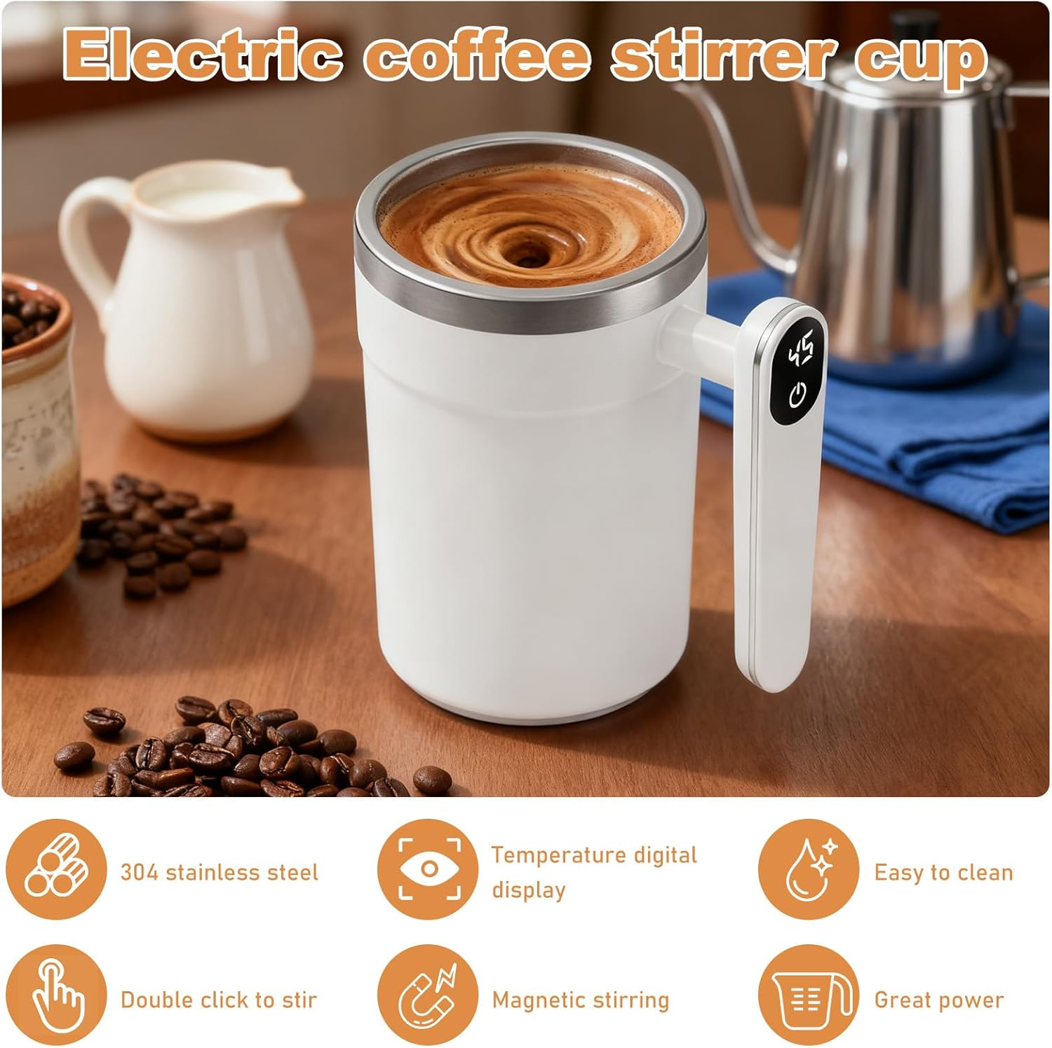 Eine weiße elektrische Kaffeerührertasse mit einem digitalen Display, daneben eine Milchkaraffe und Kaffeebohnen.