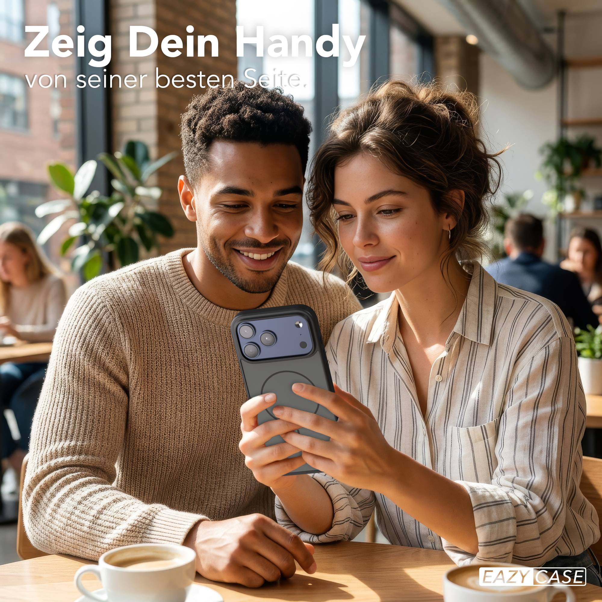 Ein Mann und eine Frau schauen auf ein Handy, das sie gemeinsam halten.