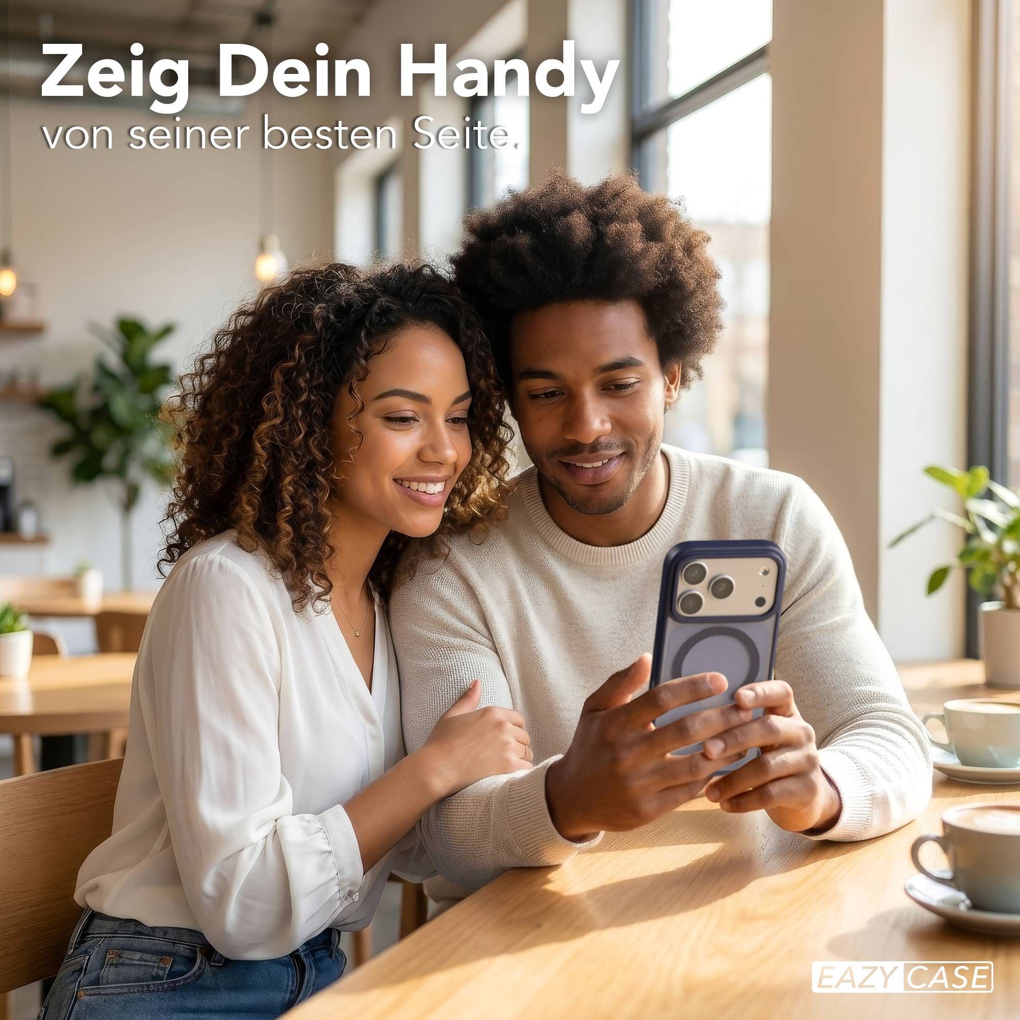 Ein Paar lächelt, während es ein Handy mit einer Hülle betrachtet.