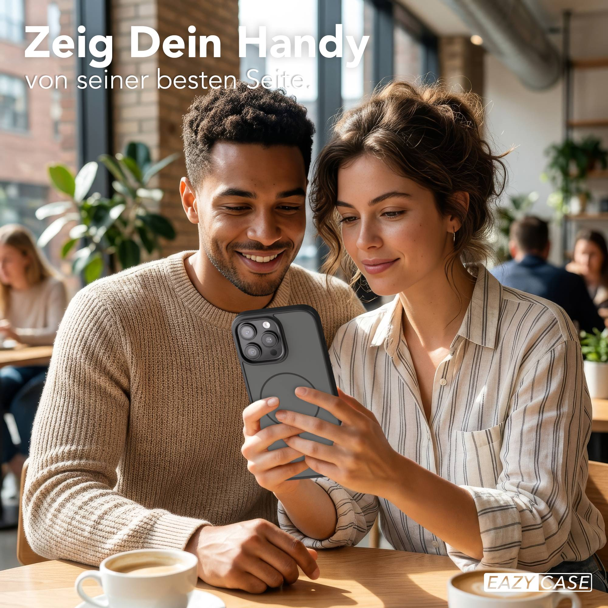 Ein Mann und eine Frau schauen auf ein Handy, das sie gemeinsam halten.