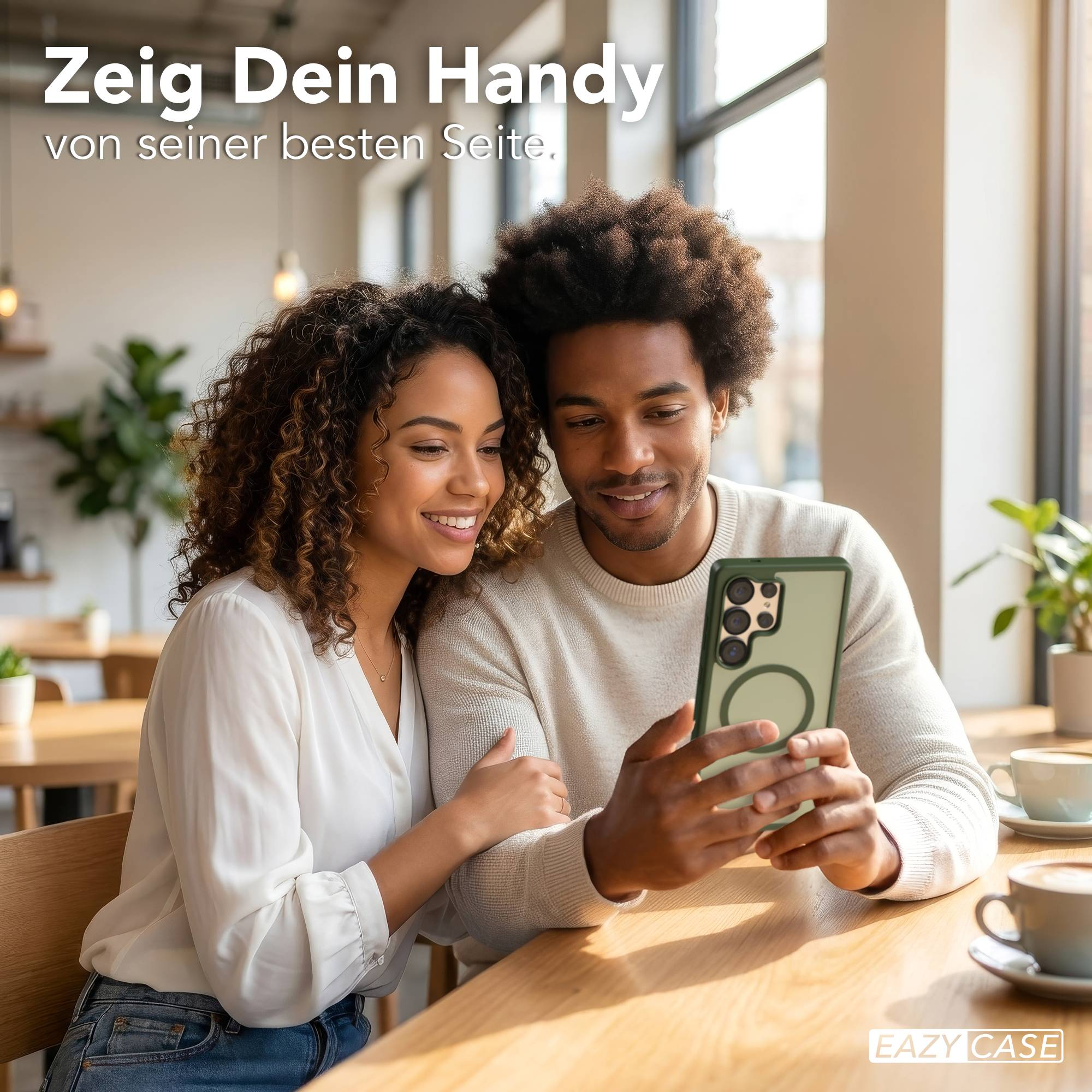 Ein Mann und eine Frau sitzen an einem Tisch und betrachten ein Handy.