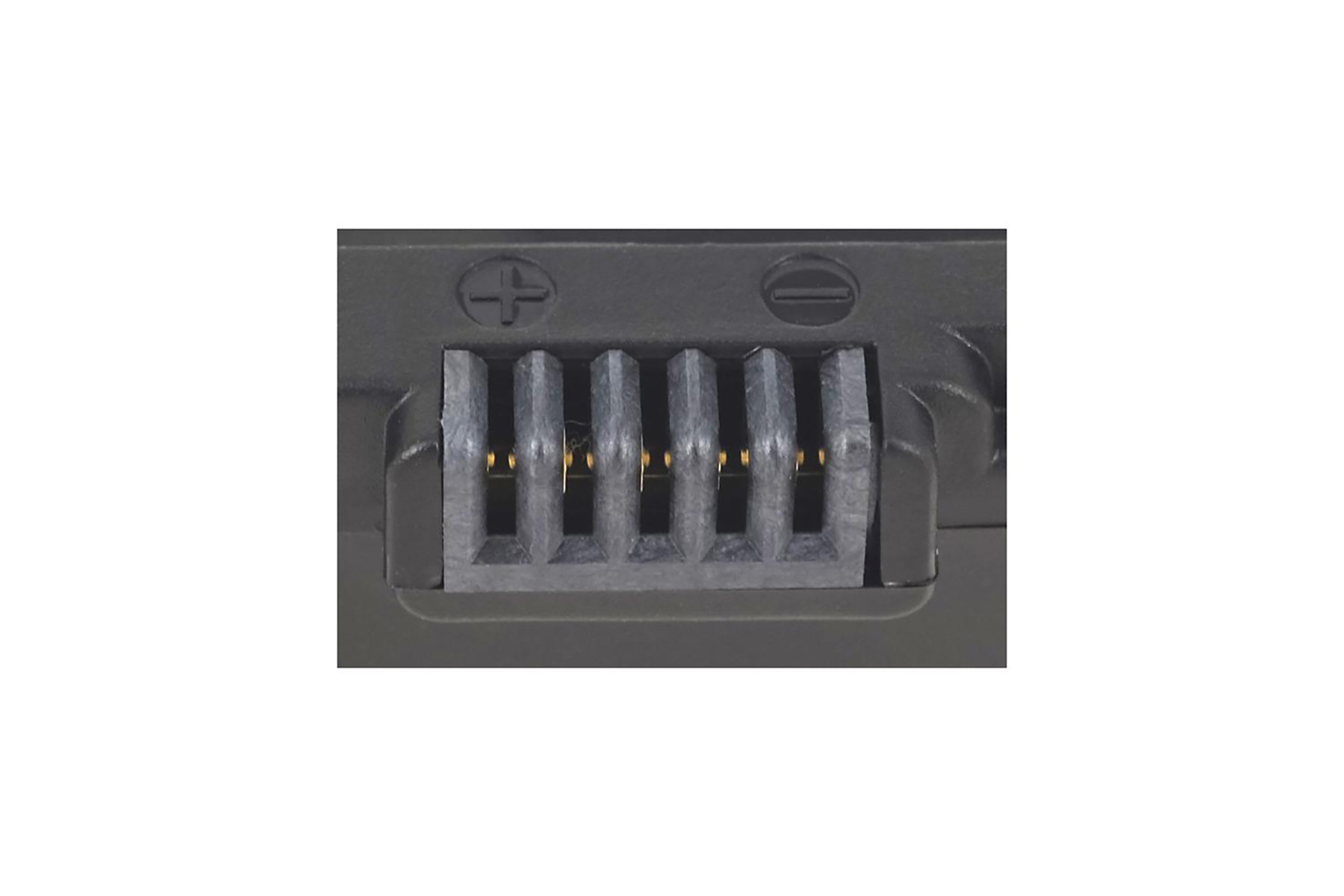 Nahaufnahme eines schwarzen Batterieanschlusses mit fünf Kontakten und Plus-/Minus-Symbolen.