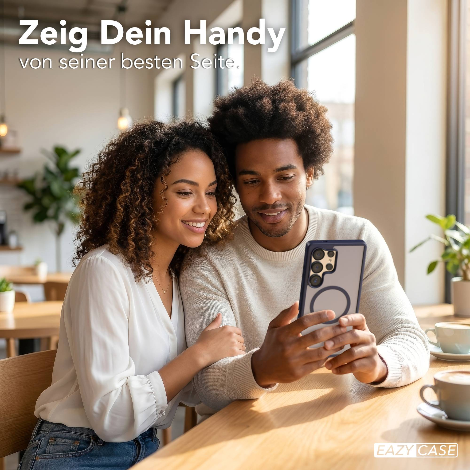 Ein Mann und eine Frau sitzen an einem Tisch und betrachten ein Smartphone, das der Mann hält.