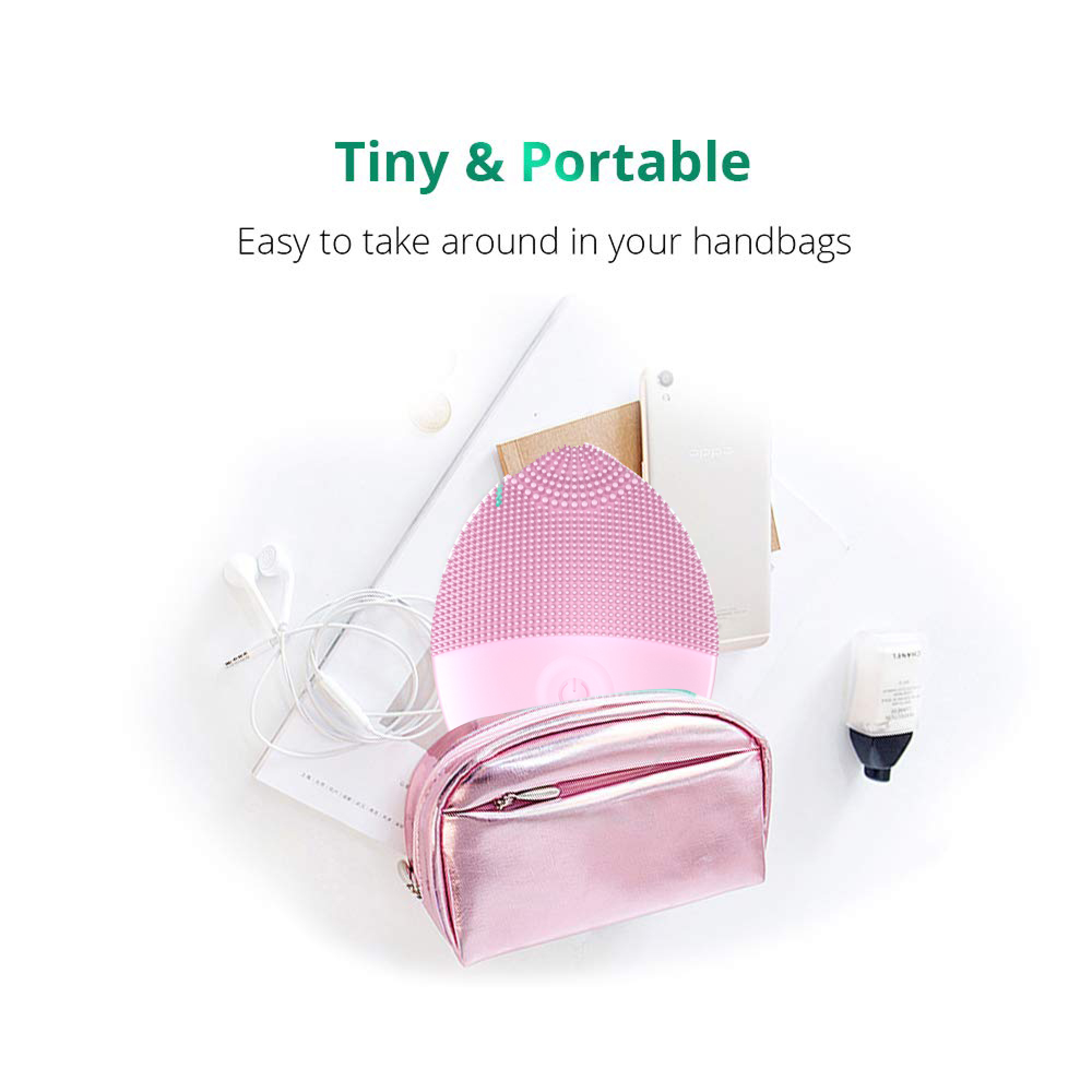 Rosa Gesichtsreinigungsbürste, Kosmetiktasche, Kopfhörer und Handy auf weißem Hintergrund.