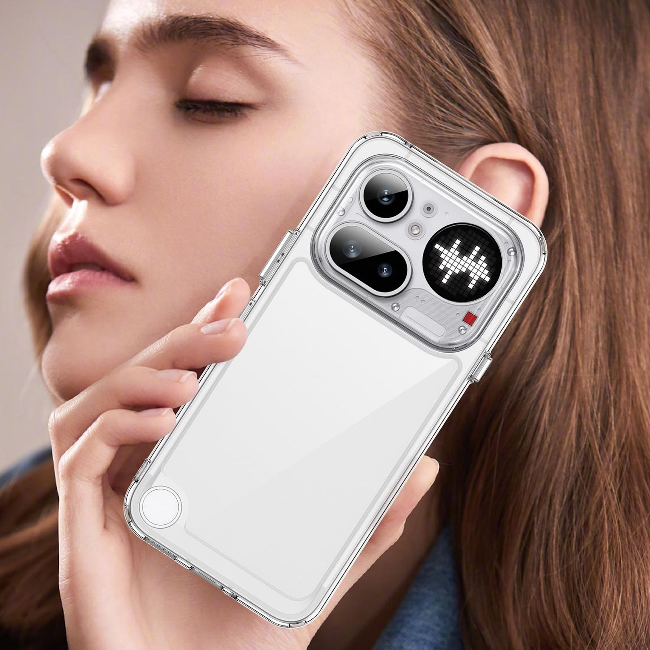 Frau hält ein transparentes Handy mit Sternmuster auf dem Kameramodul.