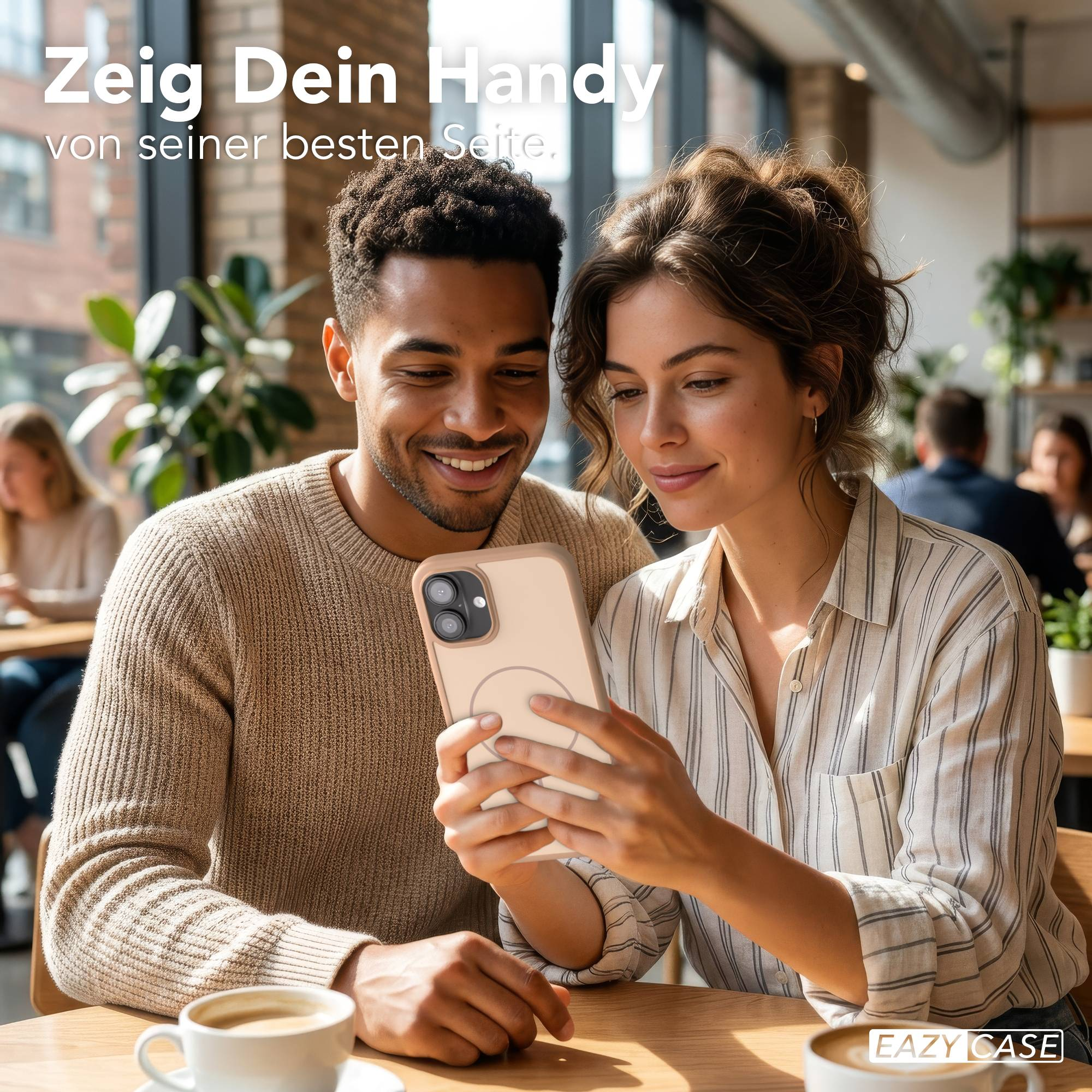 Ein Mann und eine Frau schauen auf ein Handy mit einer Hülle.