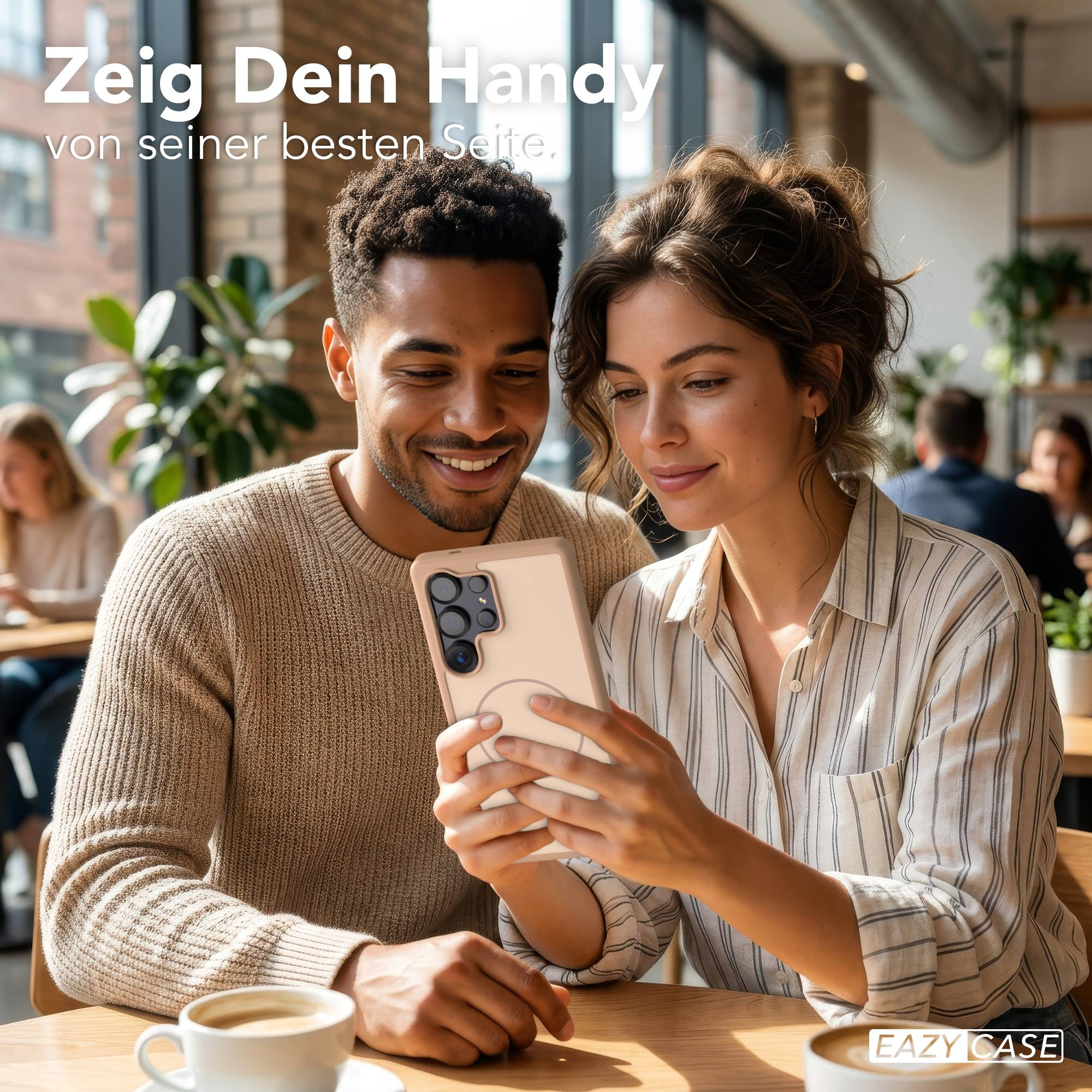 Ein Mann und eine Frau betrachten ein Handy in einem Café.