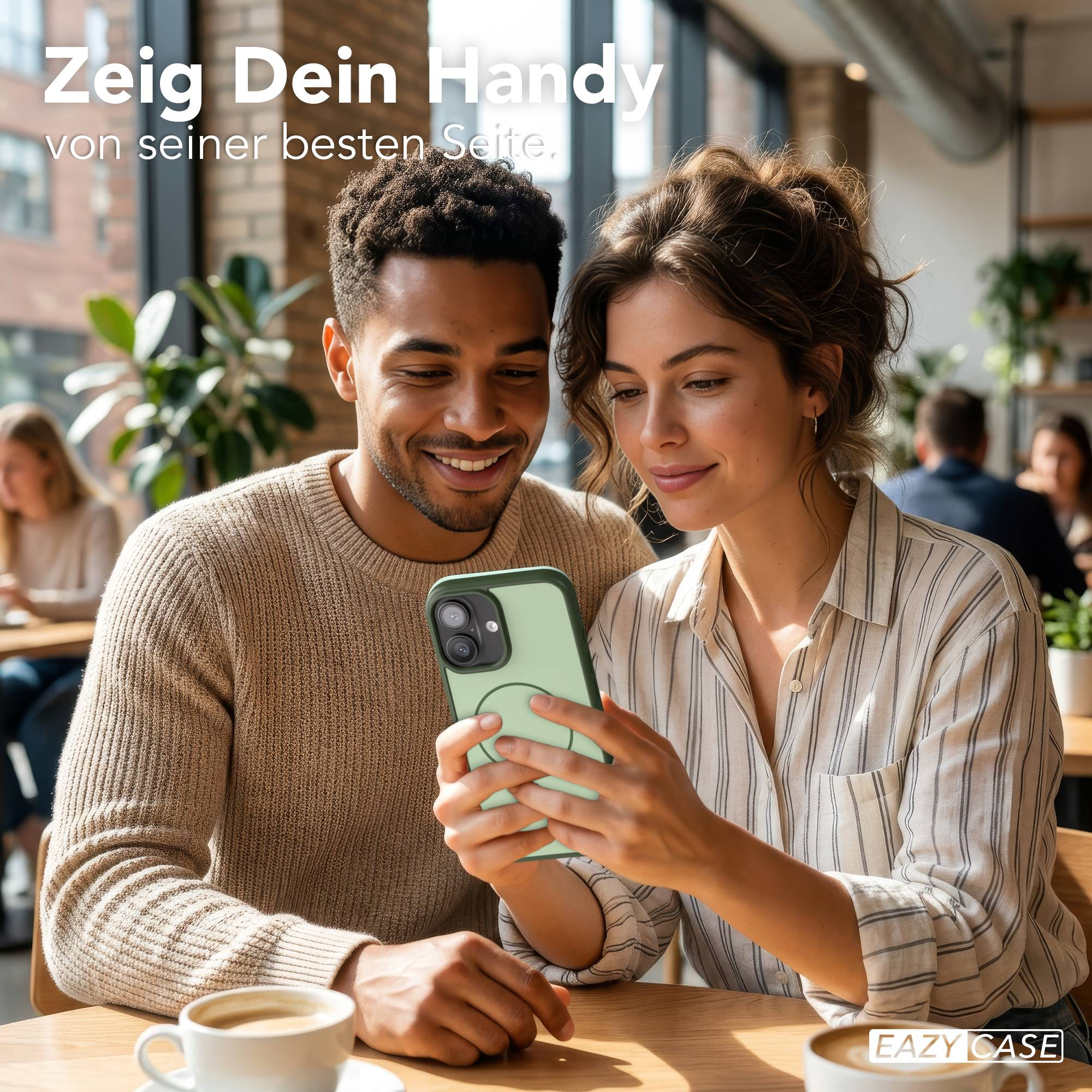 Ein Mann und eine Frau betrachten lächelnd ein Handy in einem Café.
