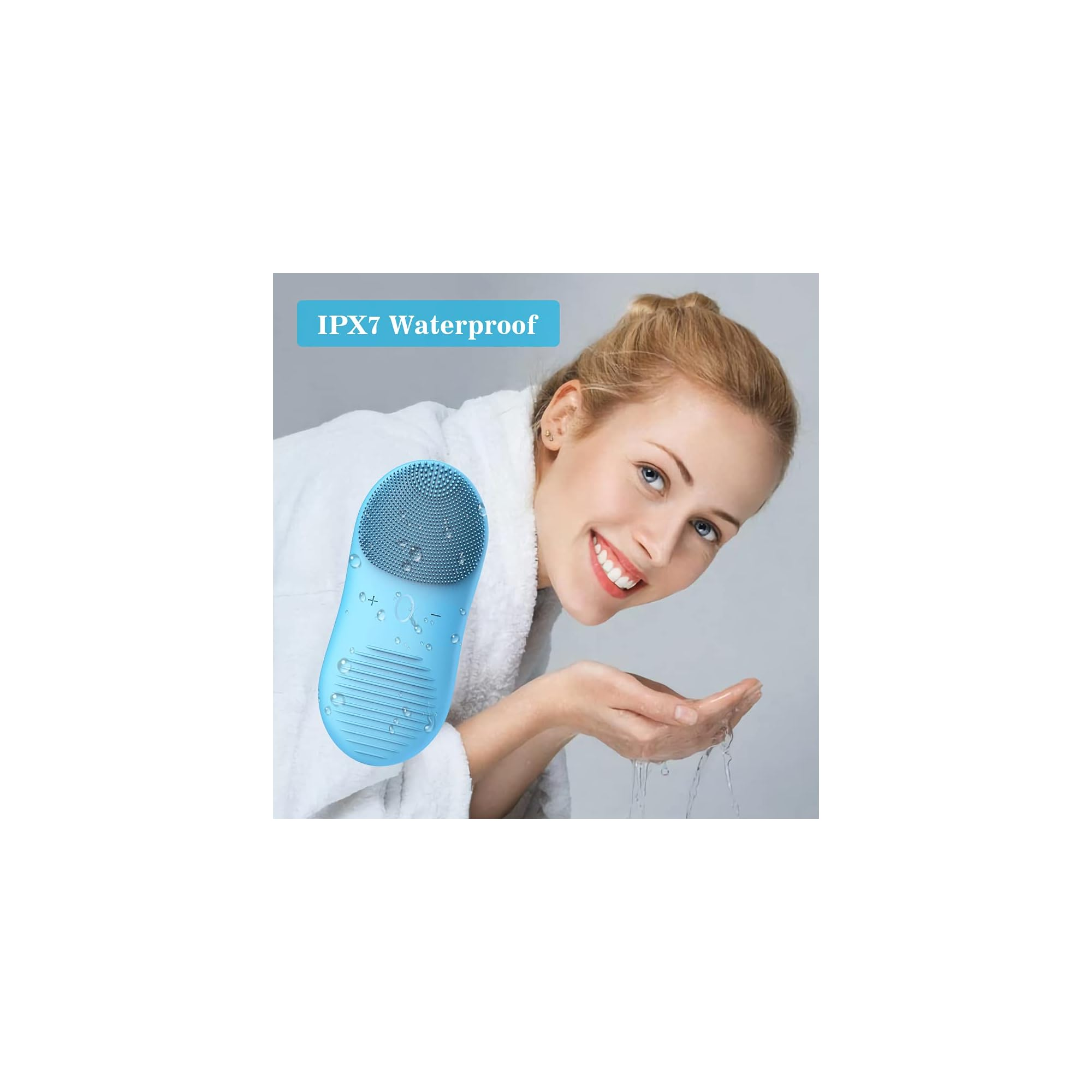 Eine Frau mit einem blauen Gesichtsreinigungsgerät, das mit Wasser bespritzt wird.