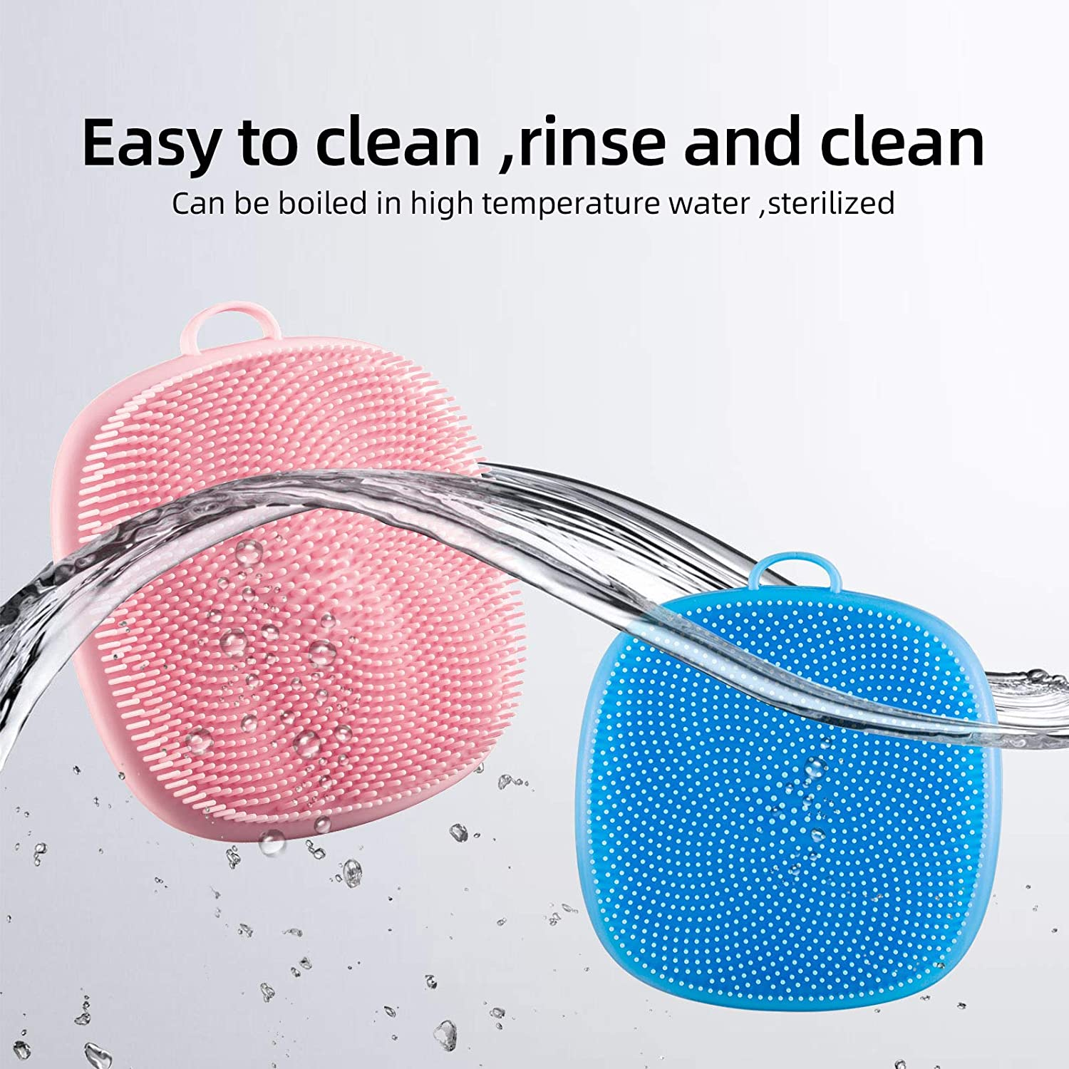 Zwei Silikonbürsten, eine rosa und eine blaue, werden unter fließendem Wasser gezeigt.