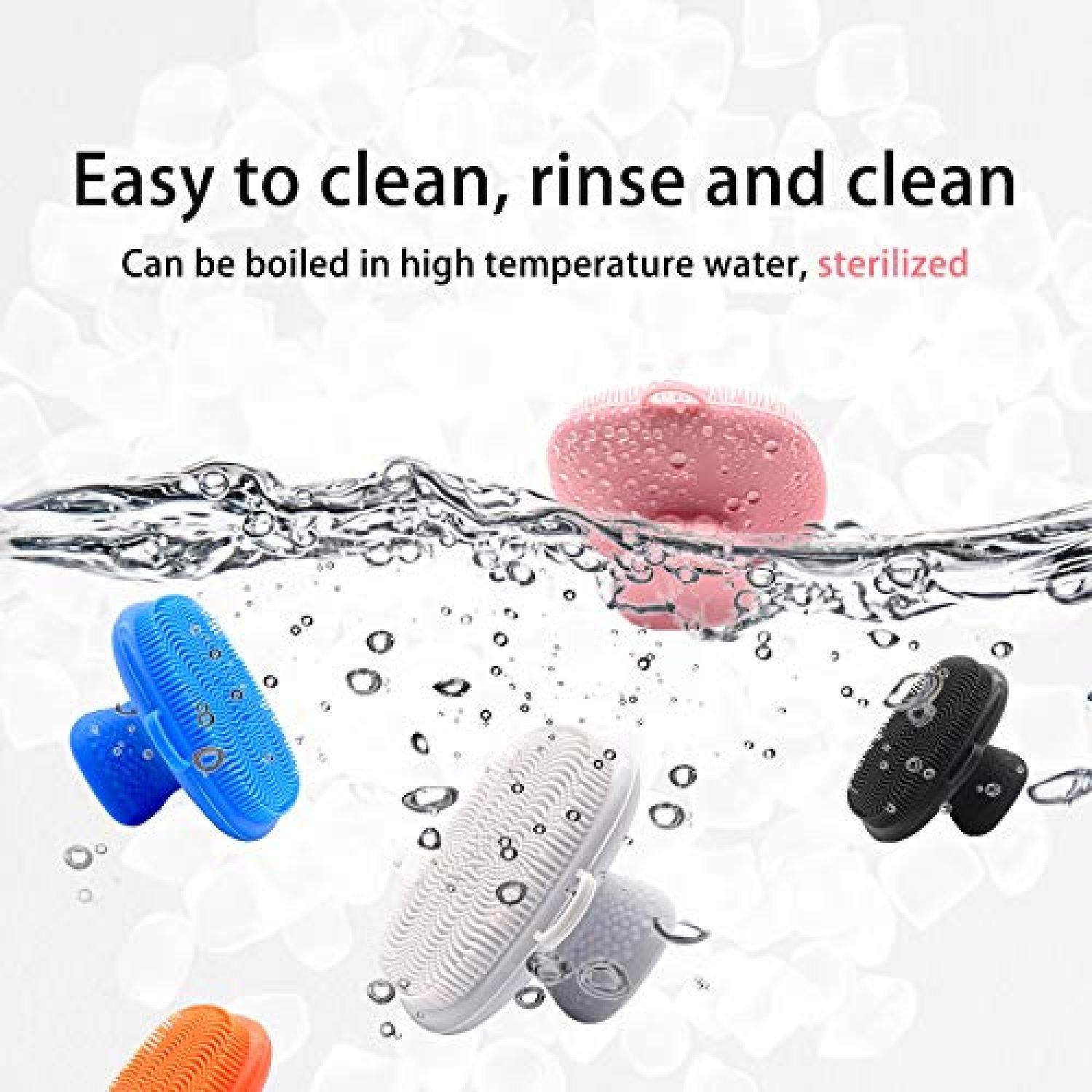 Fünf Gesichtsreinigungsbürsten in Blau, Weiß, Schwarz, Rosa und Orange sind im Wasser untergetaucht.