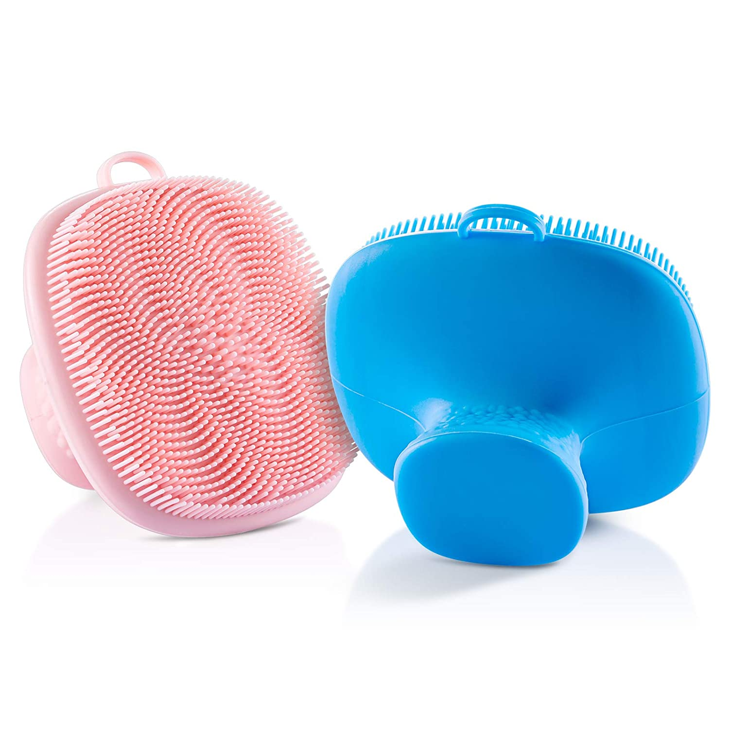 Zwei Silikon-Gesichtsreinigungsbürsten, eine rosa, eine blau, auf weißem Grund.