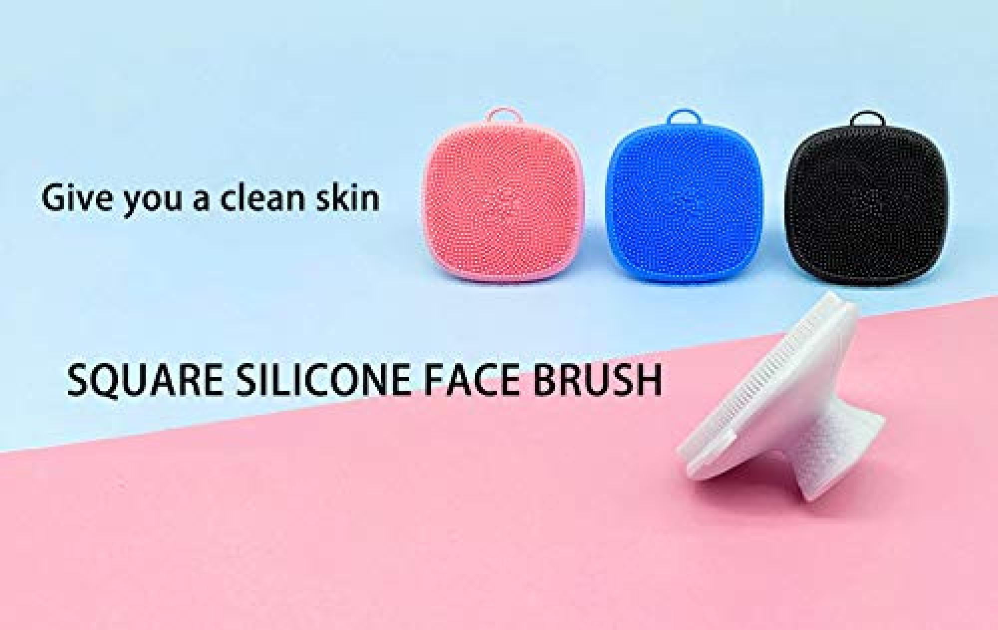 Drei quadratische Silikon-Gesichtsbürsten in Pink, Blau und Schwarz, plus eine weiße.