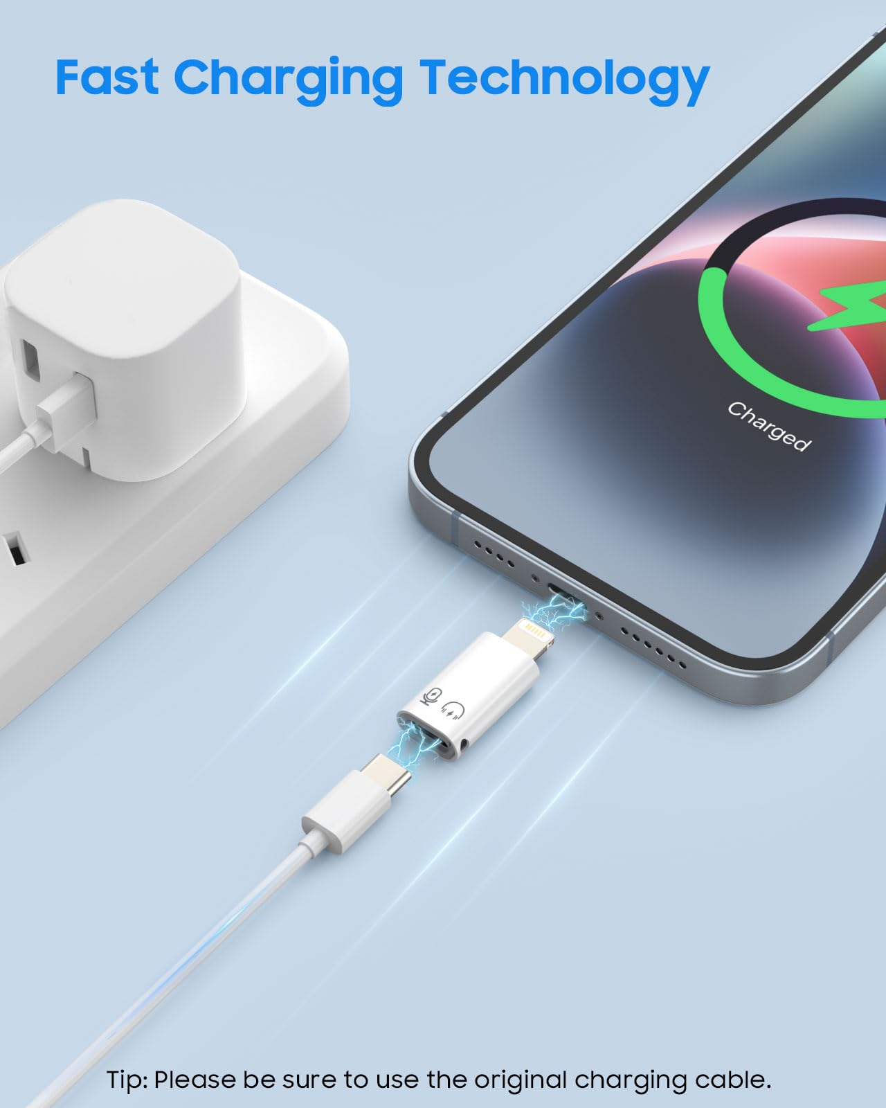 Ein weißer Ladeadapter verbindet ein iPhone mit einem weißen Kabel und Netzteil.