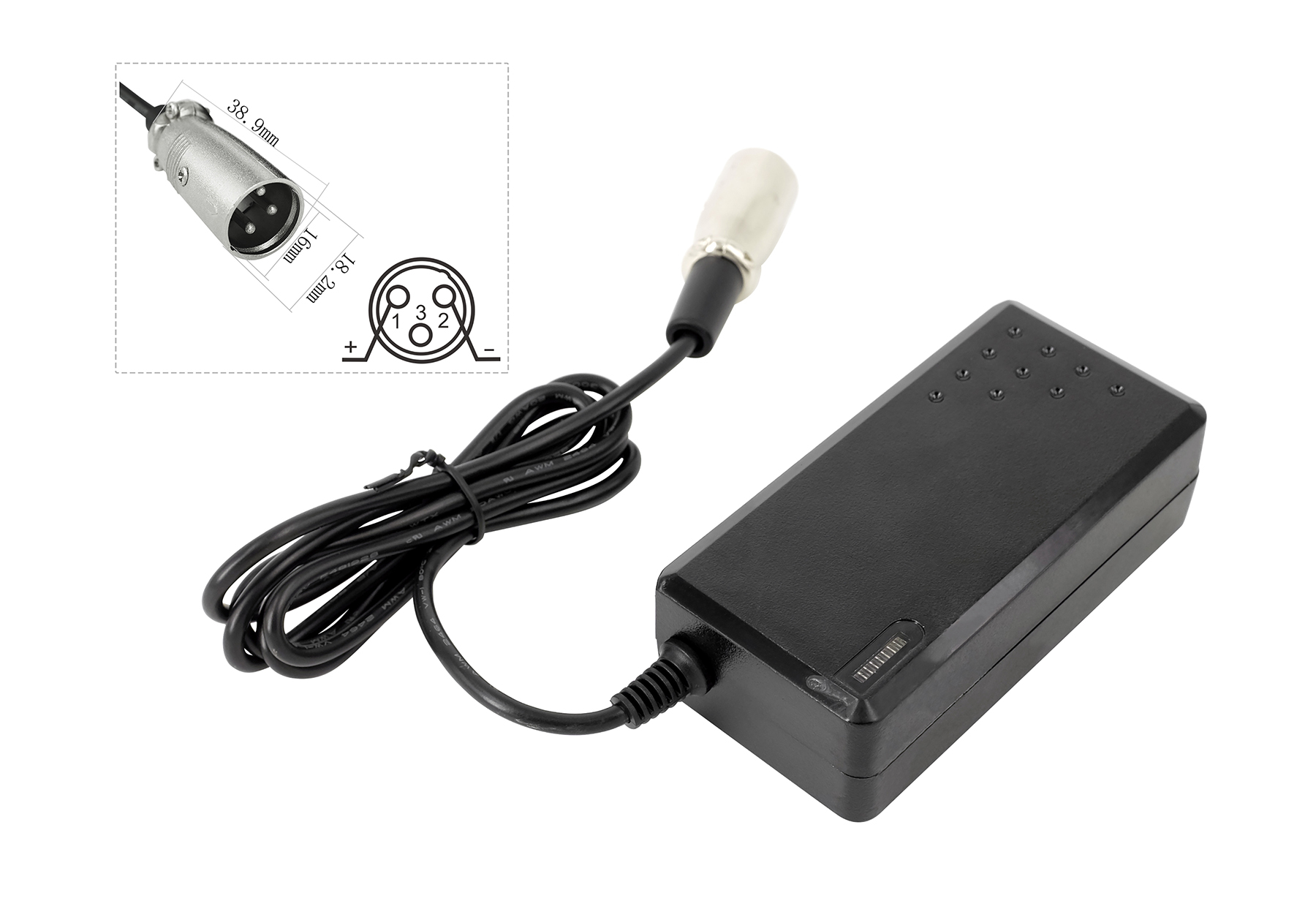 Schwarzes Netzteil mit silbernem Stecker und Kabel. Detailansicht mit Maßen.