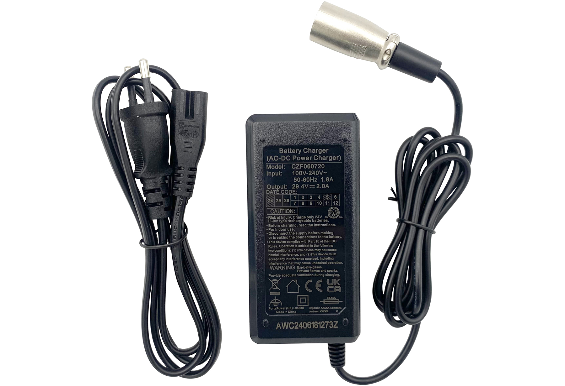 Ein schwarzes Ladegerät mit Kabeln und einem Stecker. Beschriftung auf dem Ladegerät.
