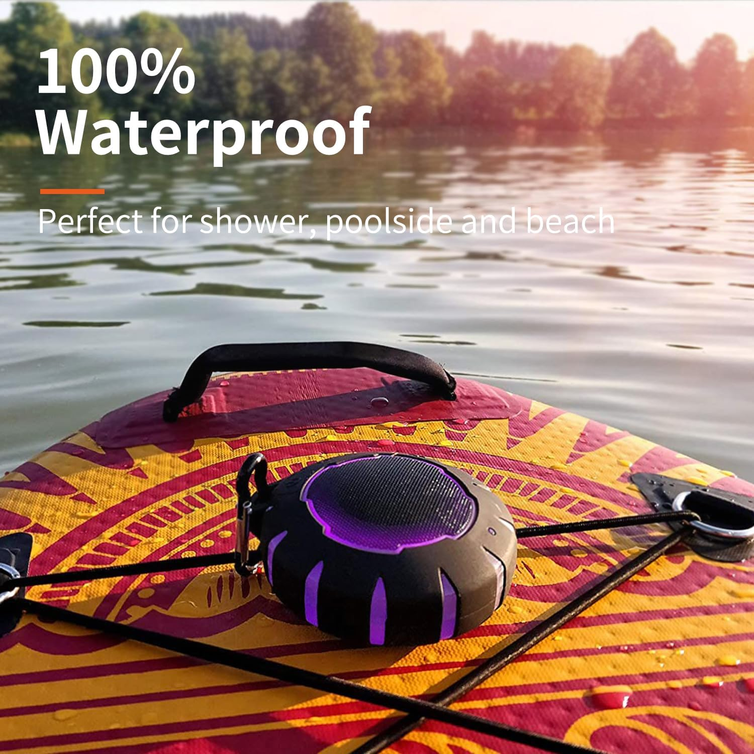 Ein wasserdichter Lautsprecher auf einem Surfbrett auf dem Wasser.