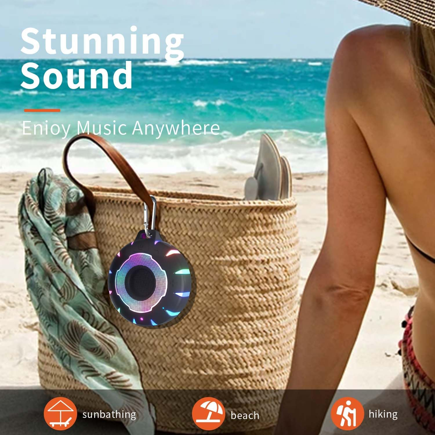 Tragbarer Lautsprecher mit bunten Lichtern hängt an einer Strandtasche. Text: Atemberaubender Klang, Musik überall genießen.