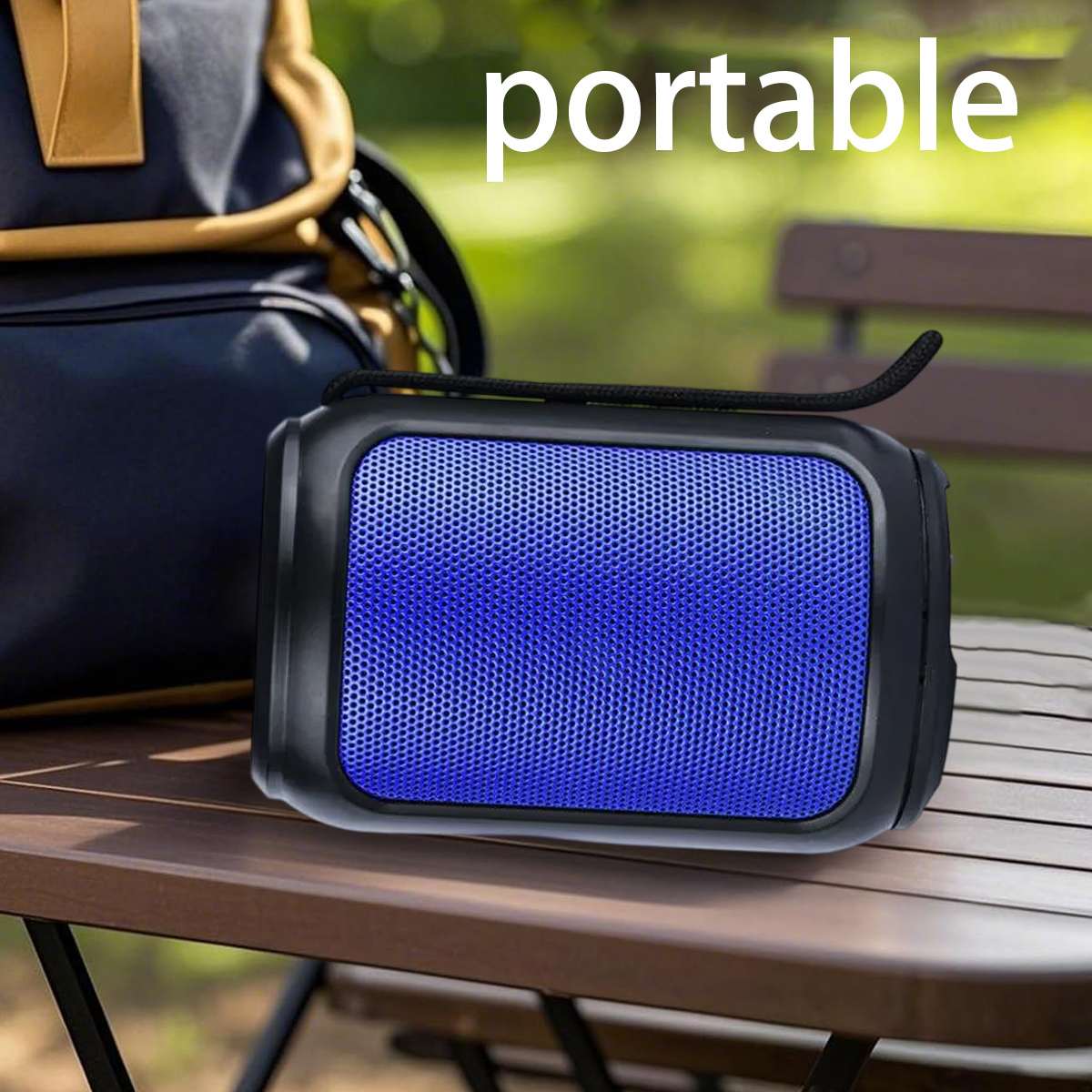 Ein blauer tragbarer Lautsprecher steht neben einem Rucksack auf einem Holztisch.