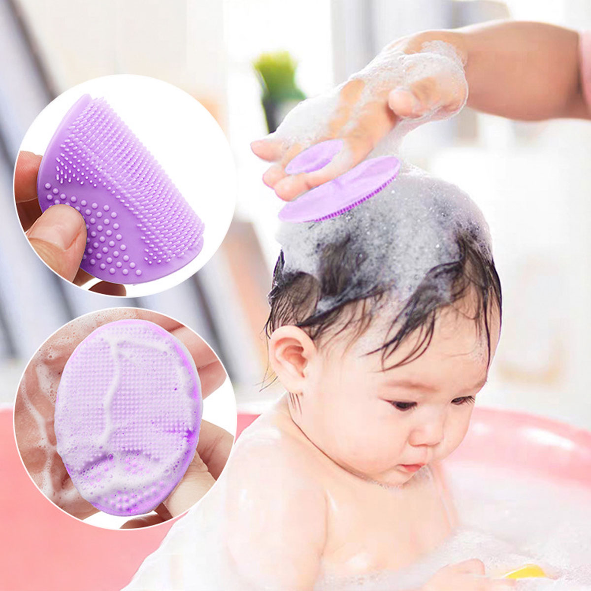 Ein Baby badet in einer rosafarbenen Wanne, während eine Hand seinen Kopf mit einem lila Bürstenreiniger einseift.