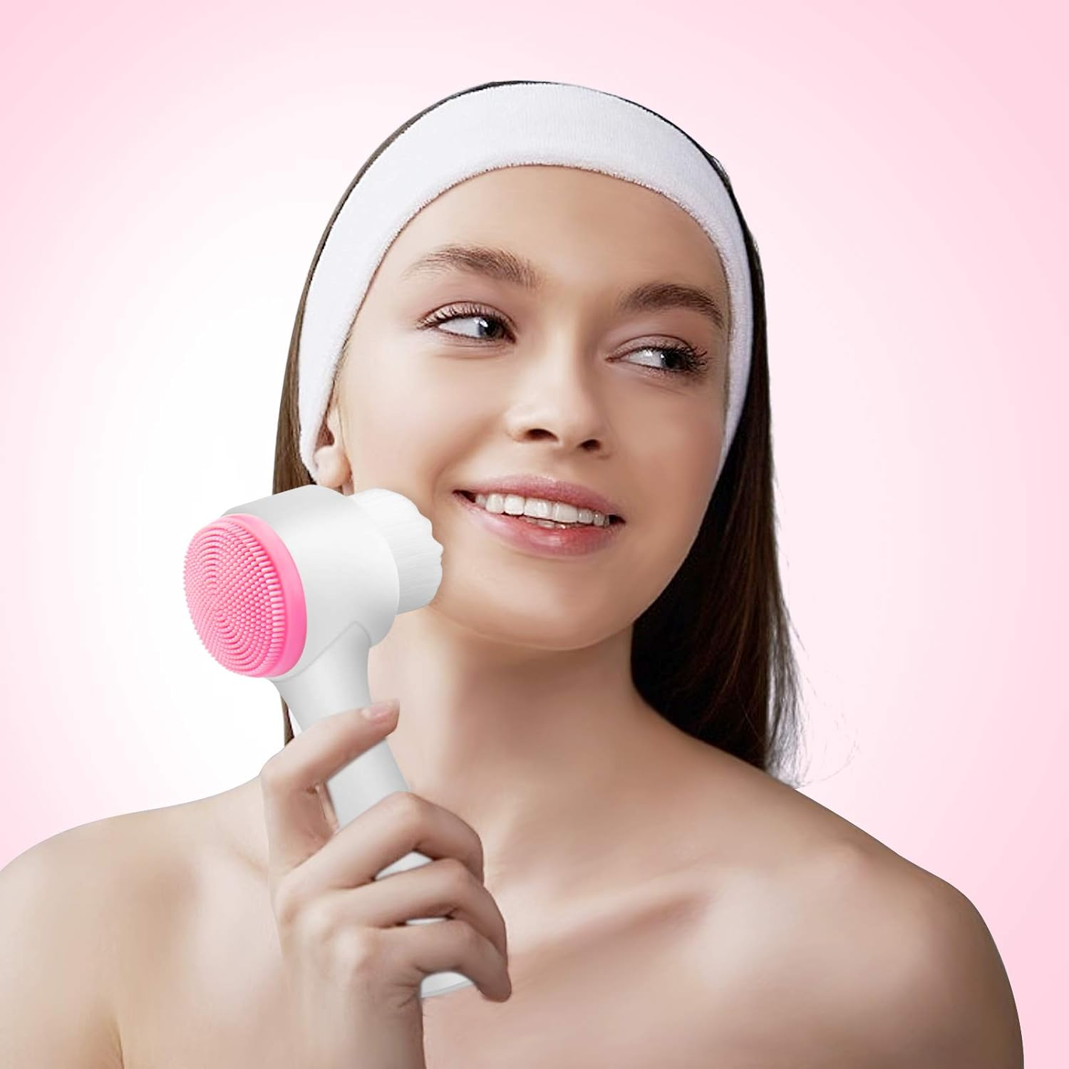 Eine Frau mit einem weißen Stirnband benutzt ein pinkes und weißes Gesichtsreinigungsgerät.