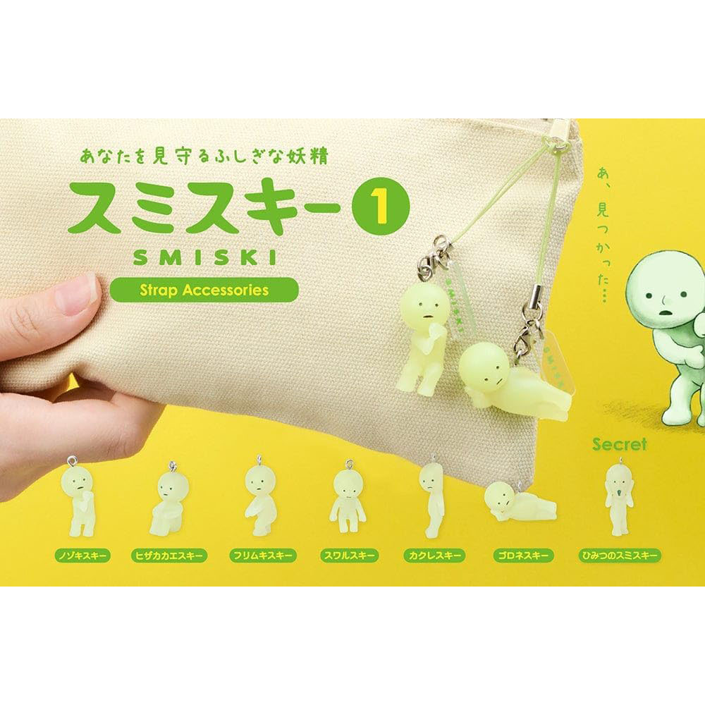 Eine Hand hält eine Tasche mit Smiski-Figuren und Zubehör.
