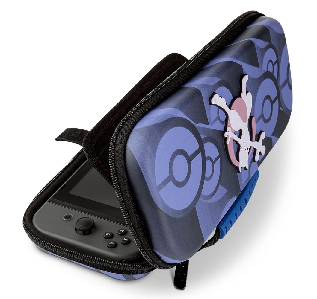 Fioletowe etui Pokémon z grafiką Mewtwo, otwarte pokazuje konsolę Nintendo Switch.