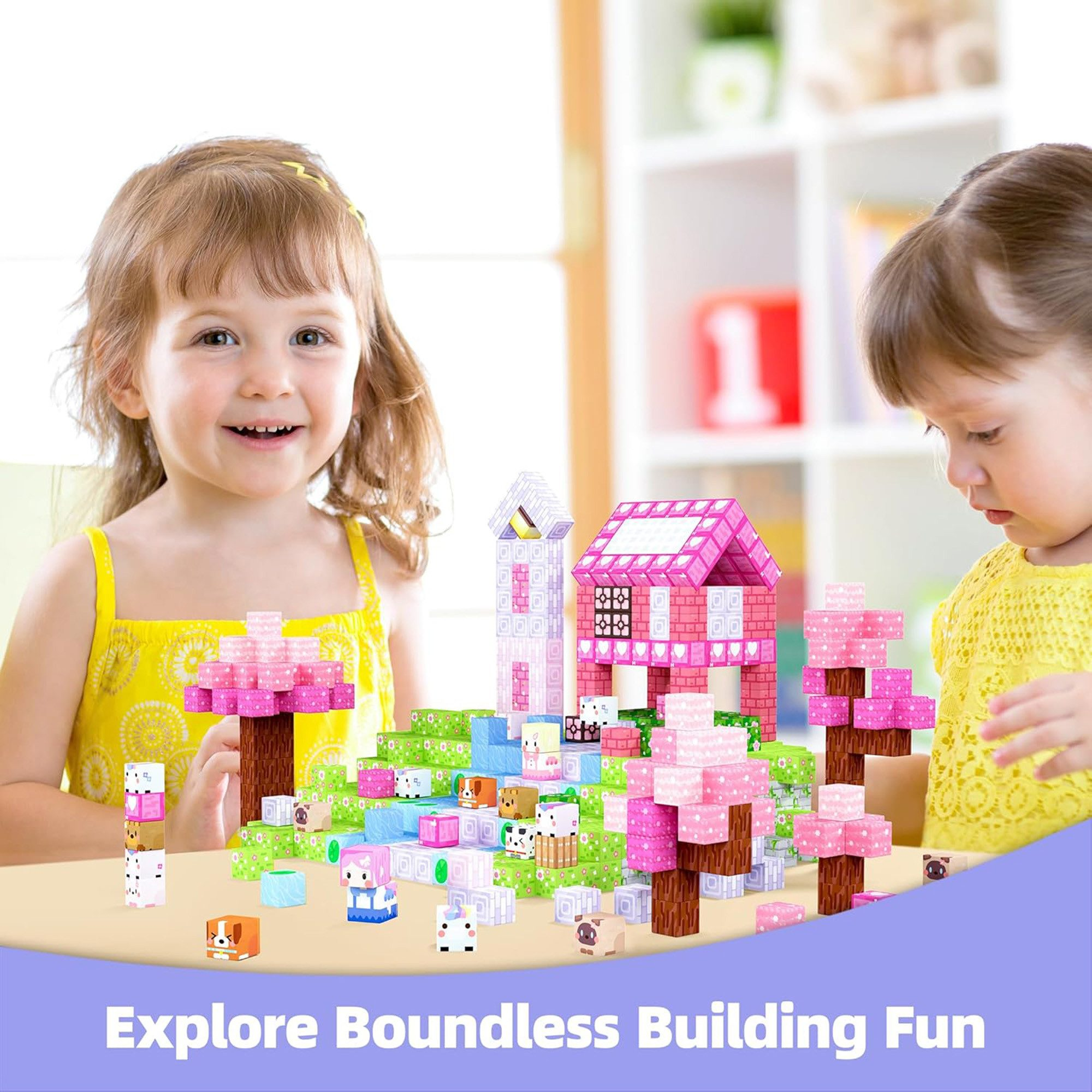 Zwei Kinder bauen mit bunten Blöcken, darunter Häuser und Bäume.