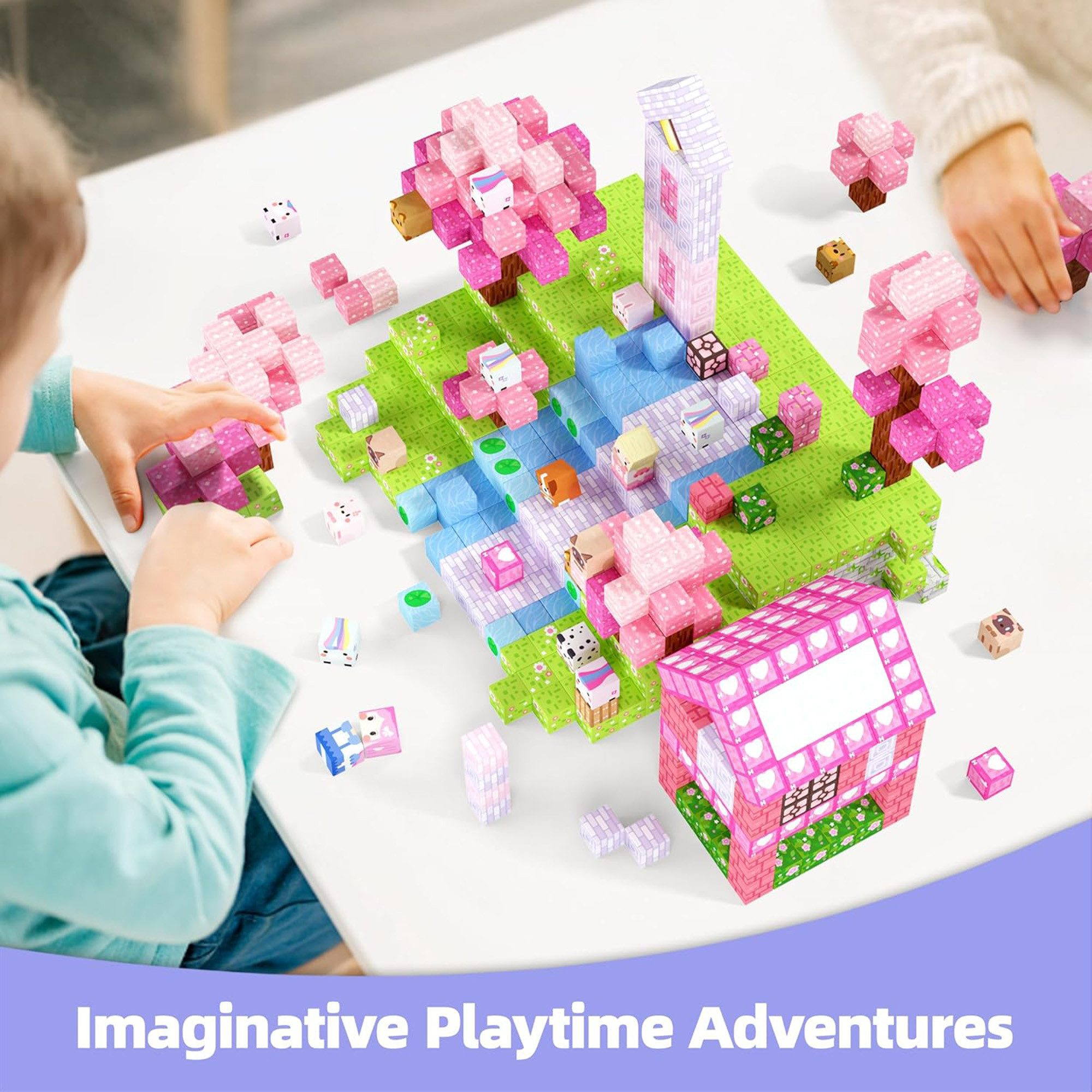 Kinder bauen eine bunte Spielzeugwelt aus Blöcken mit Häusern, Bäumen und Figuren.