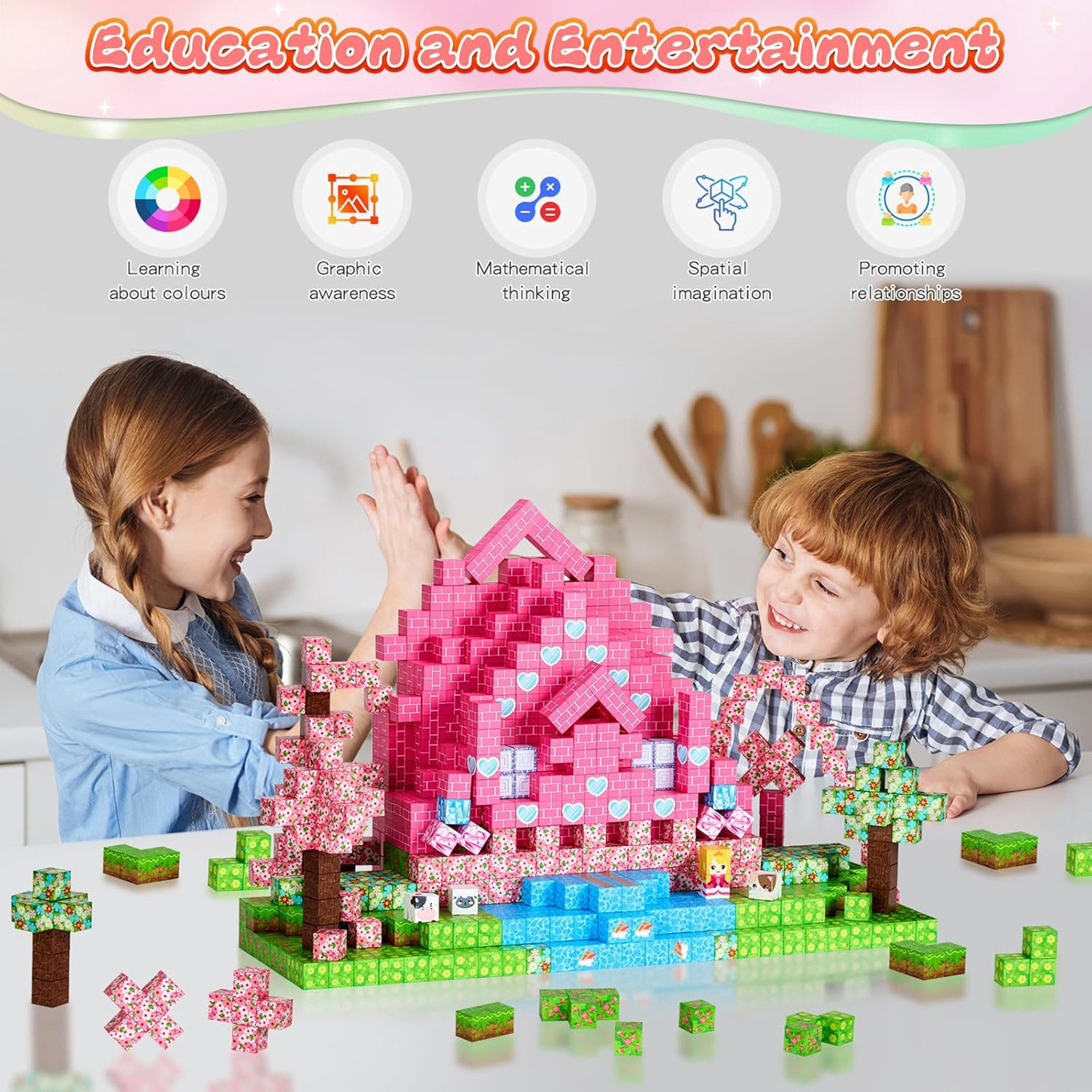 Zwei Kinder bauen ein rosa Schloss aus Bausteinen. Sie sehen sich lächelnd an.