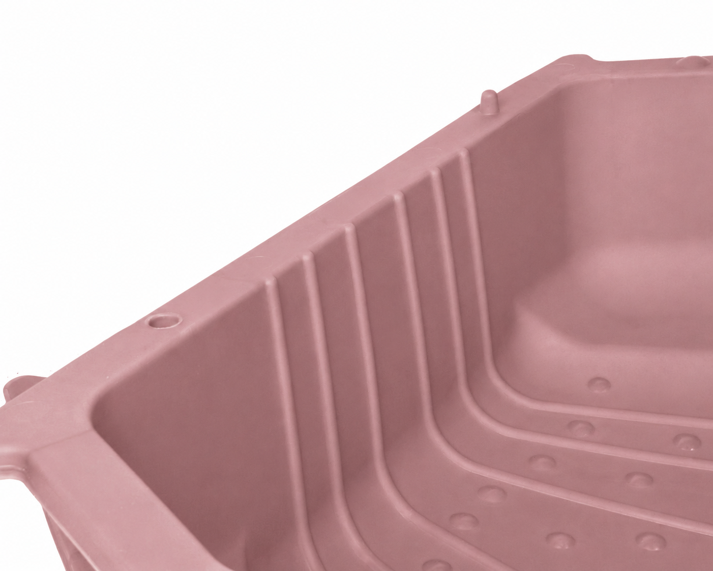 Nahaufnahme eines rosafarbenen Plastikrodelns mit gerippter Innenfläche und Griffen.
