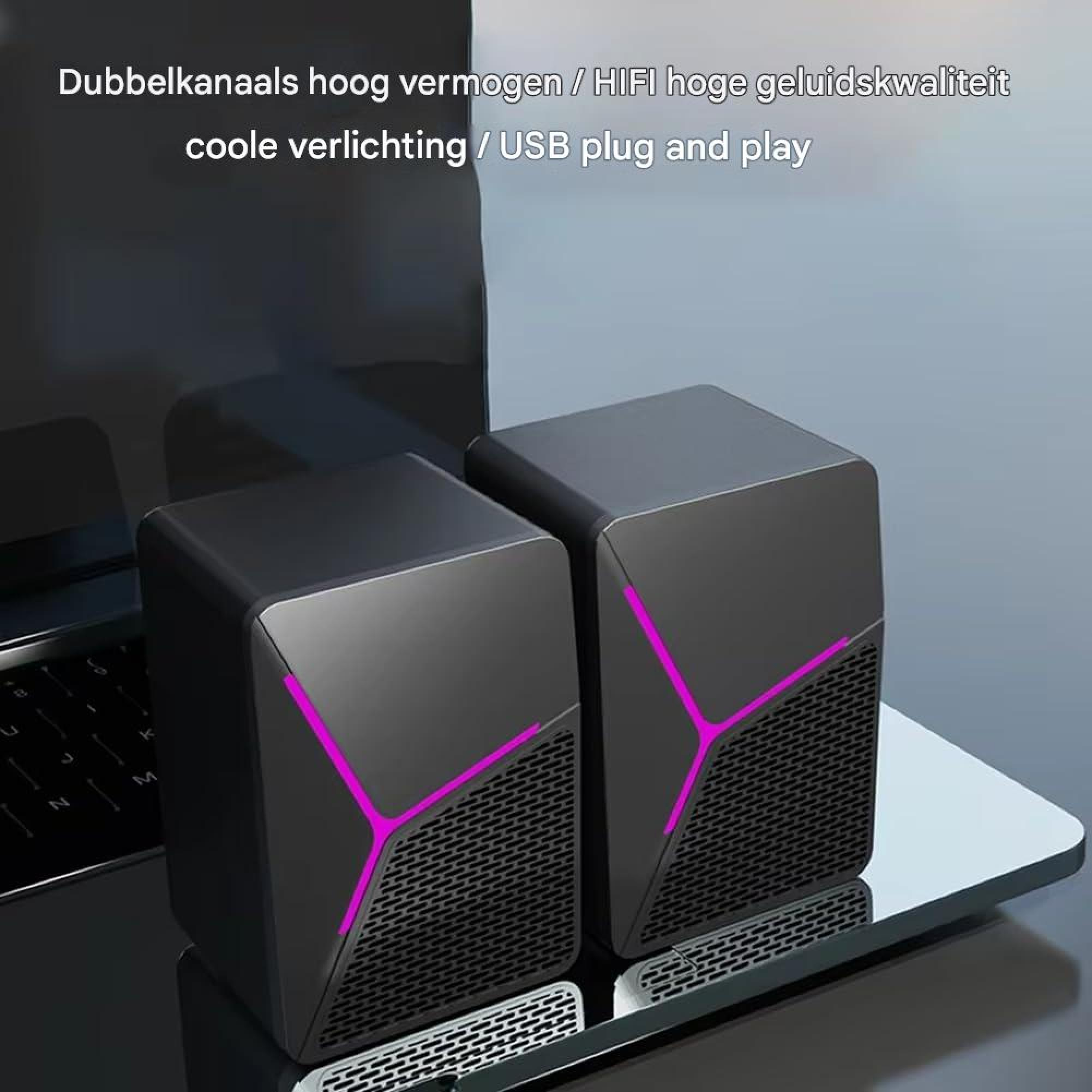 Zwei schwarze Lautsprecher mit pinker Beleuchtung neben einem Laptop.