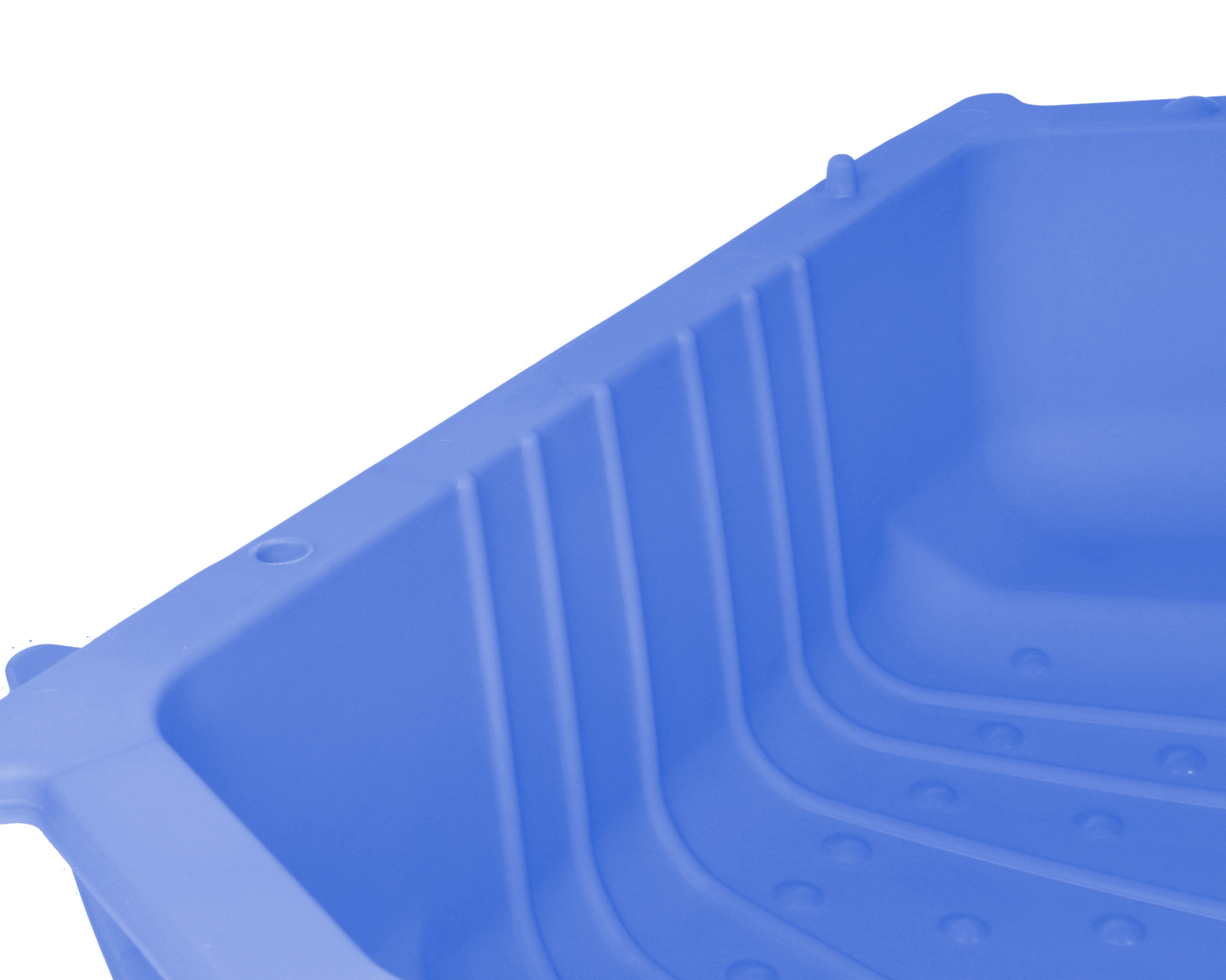 Eine blaue Plastikwanne mit Rippen und hervorstehenden Stiften auf weißem Hintergrund.